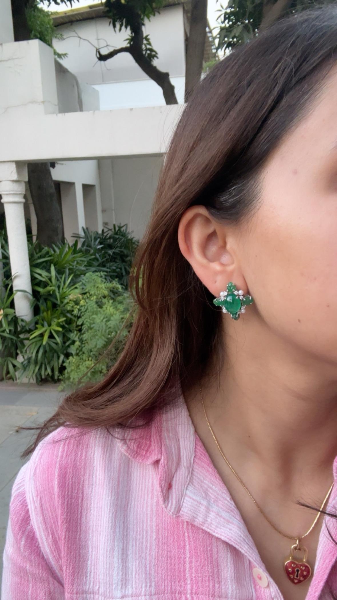 Orecchini con smeraldo cabochon, perle d'acqua dolce e diamanti, incastonati in oro 18K in vendita 1