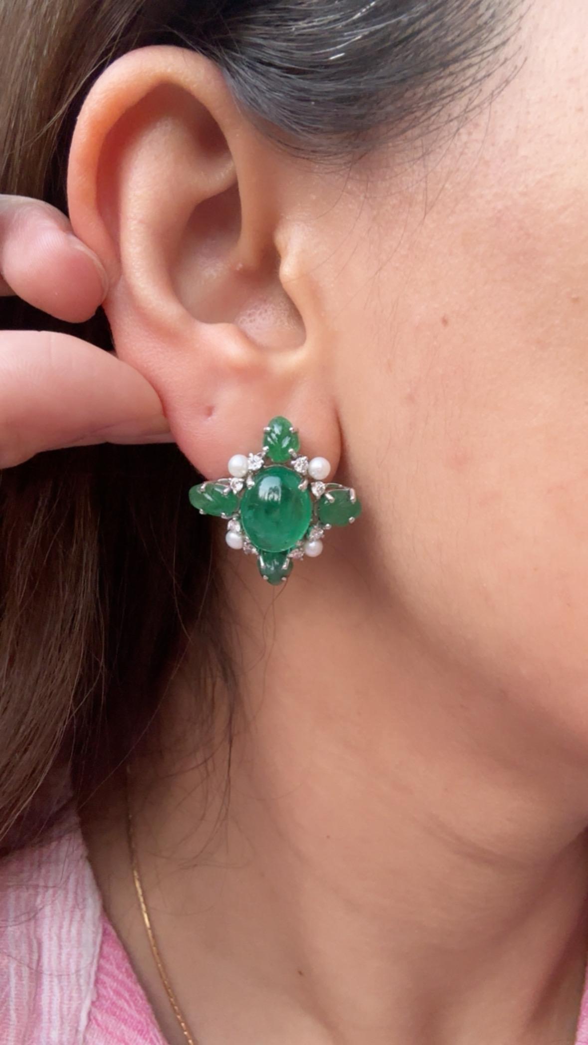 Orecchini con smeraldo cabochon, perle d'acqua dolce e diamanti, incastonati in oro 18K in vendita 2