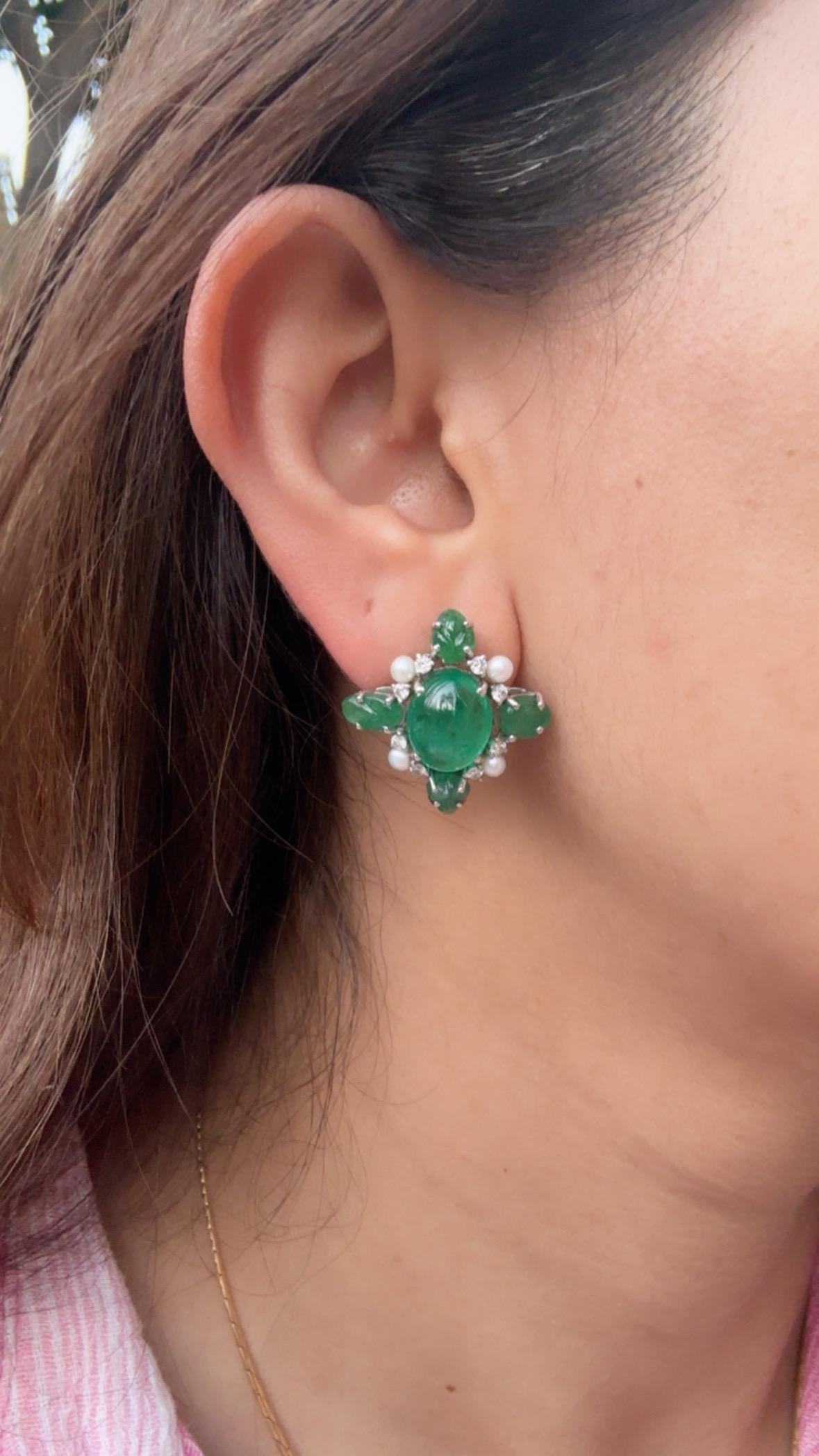 Orecchini con smeraldo cabochon, perle d'acqua dolce e diamanti, incastonati in oro 18K in vendita 3