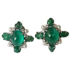 Orecchini con smeraldo cabochon, perle d'acqua dolce e diamanti, incastonati in oro 18K