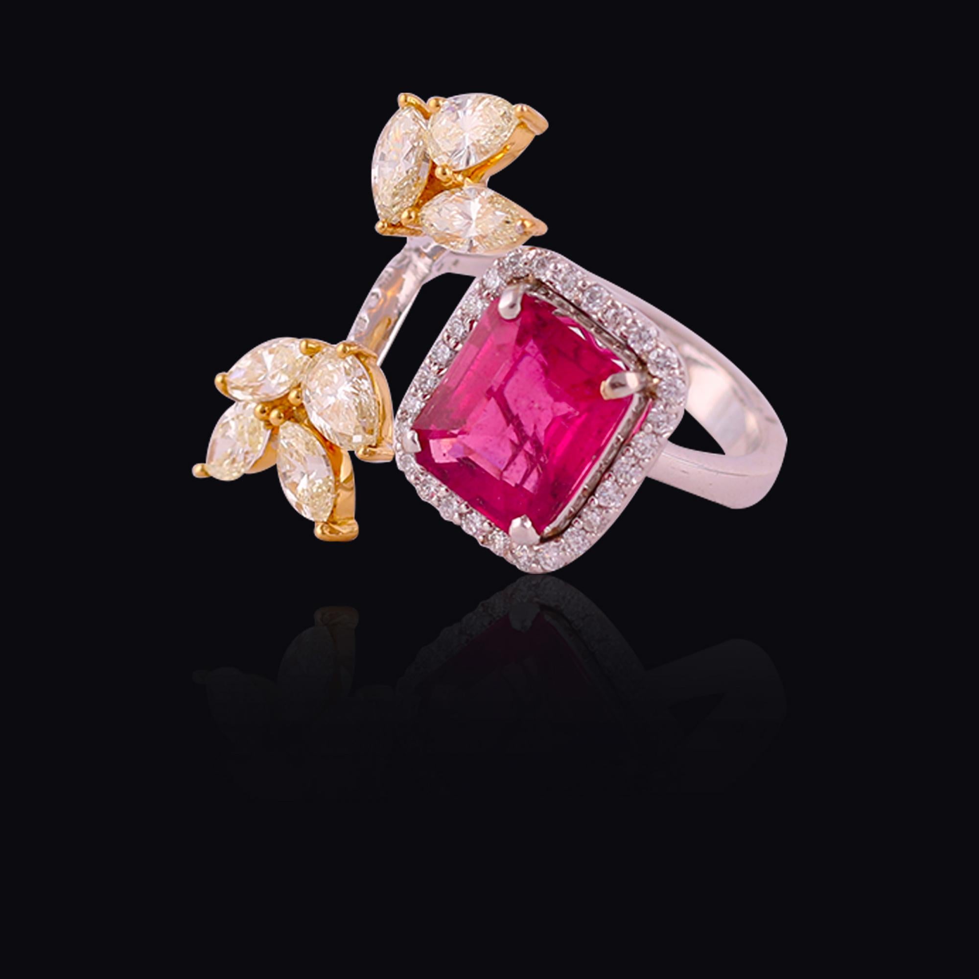 Set in 18k Gold, Emerald Cut Natural Tourmaline & Yellow Diamonds Cocktail Ring In New Condition In Hong Kong, HK