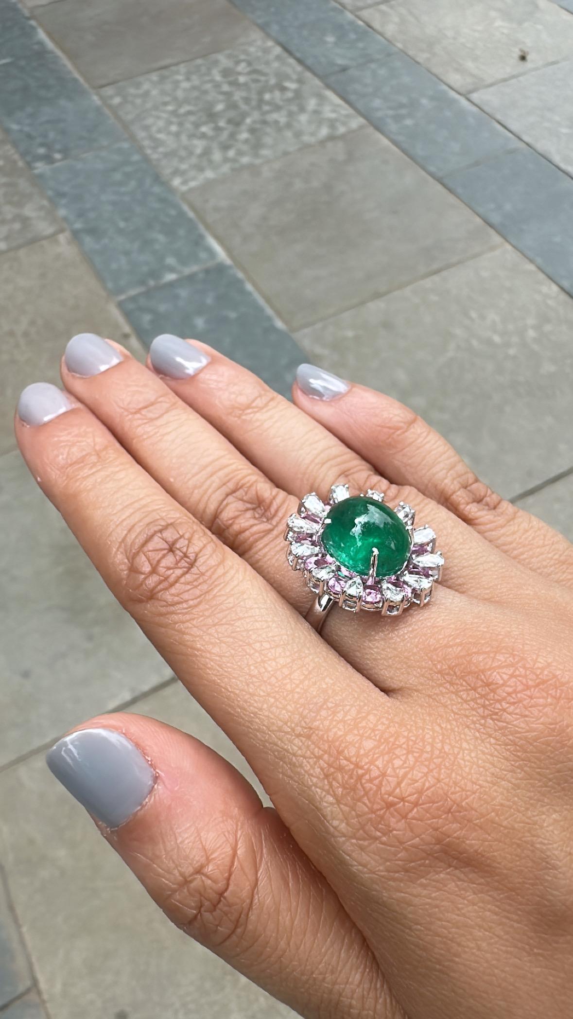 Ein sehr prächtiger und schöner, moderner Stil, Smaragd & rosa Saphiren Cocktail-Ring in 18K Weißgold & natürliche Diamanten gesetzt. Das Gewicht des Smaragd-Cabochons beträgt 8.76 Karat. Der Smaragd ist völlig natürlich, ohne jegliche Behandlung