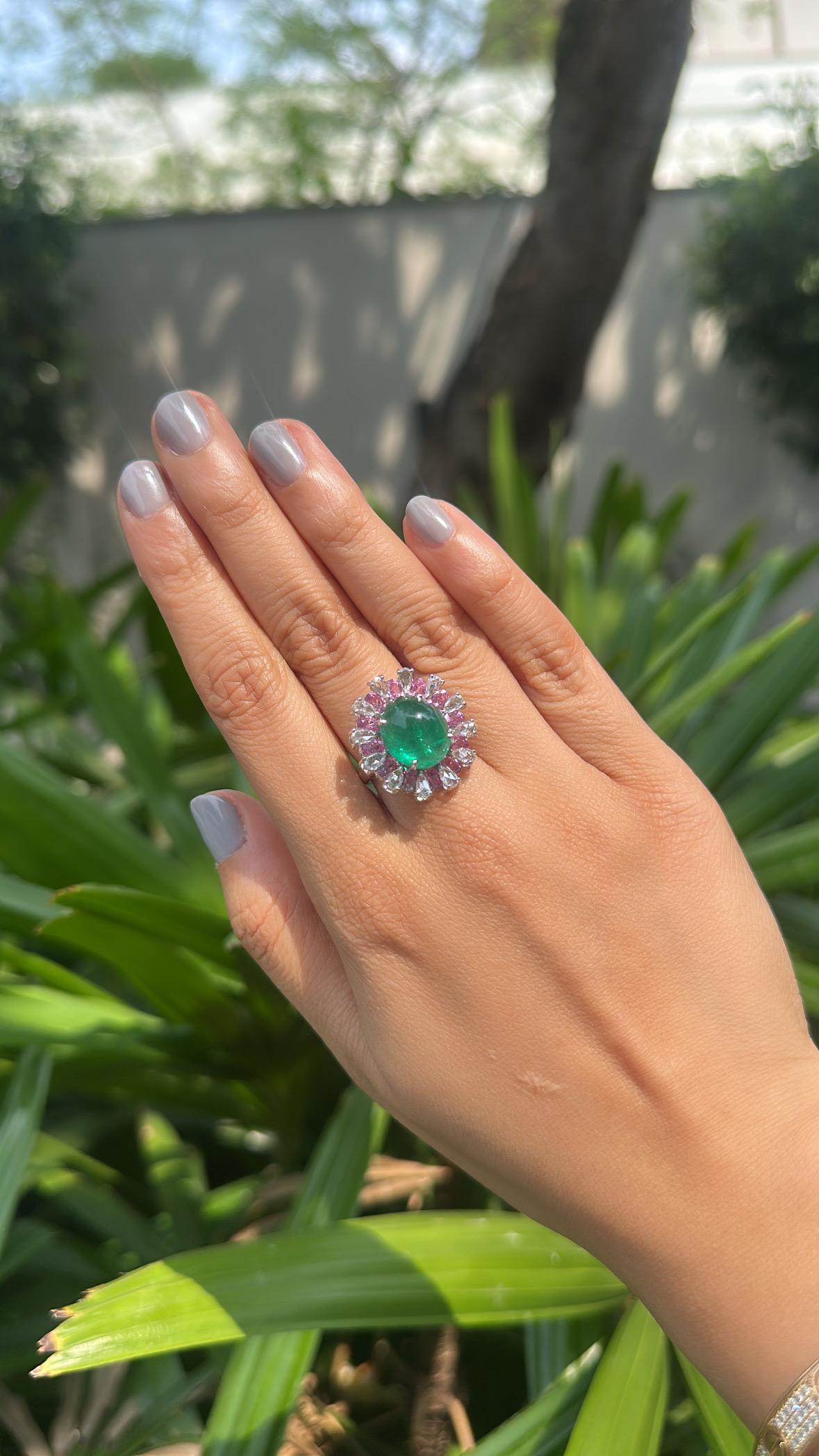 Cocktailring aus 18 Karat Gold, Smaragd, rosa Saphiren und Diamanten im Rosenschliff (Cabochon) im Angebot