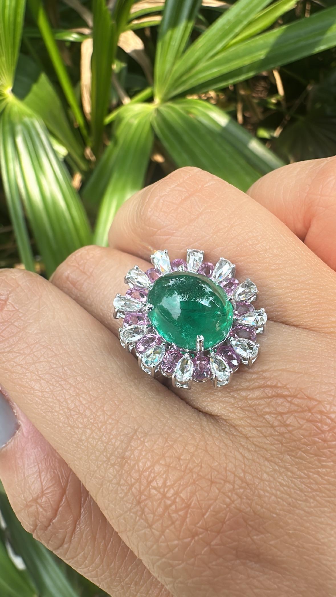 Cocktailring aus 18 Karat Gold, Smaragd, rosa Saphiren und Diamanten im Rosenschliff im Zustand „Neu“ im Angebot in Hong Kong, HK