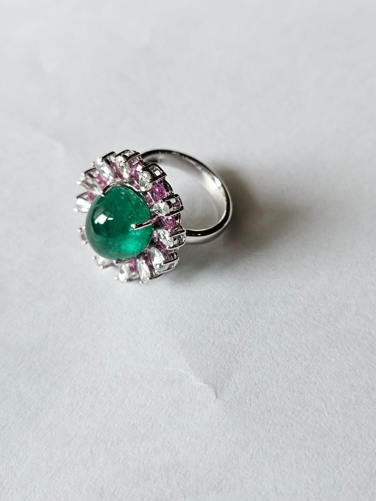 Cocktailring aus 18 Karat Gold, Smaragd, rosa Saphiren und Diamanten im Rosenschliff im Angebot 1