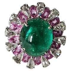 Anillo de cóctel engastado en oro de 18 quilates, esmeralda, zafiros rosas y diamantes talla rosa