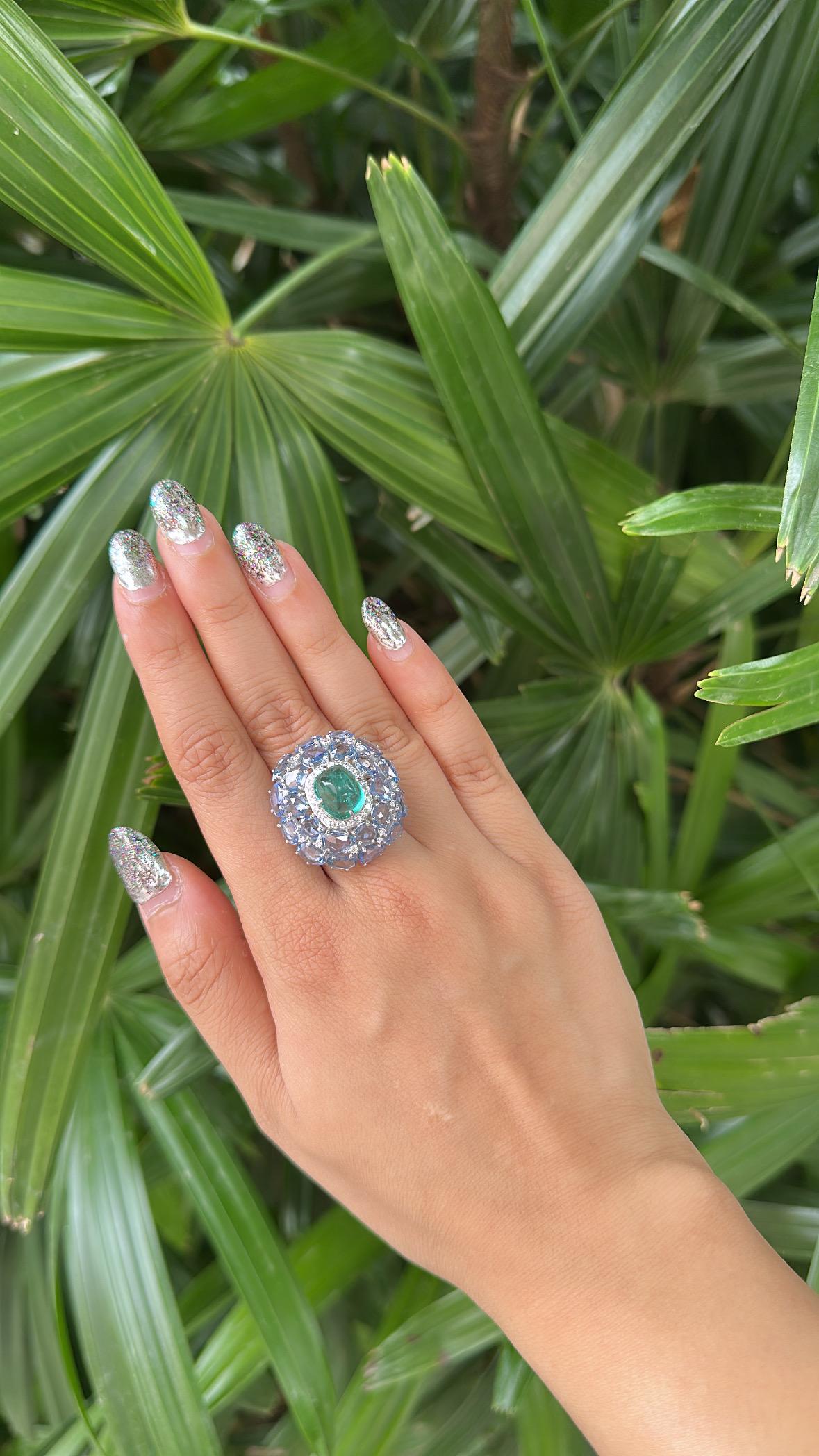 Bague cocktail en or 18 carats, pain de sucre d'émeraude, saphirs bleus et diamants en vente 4