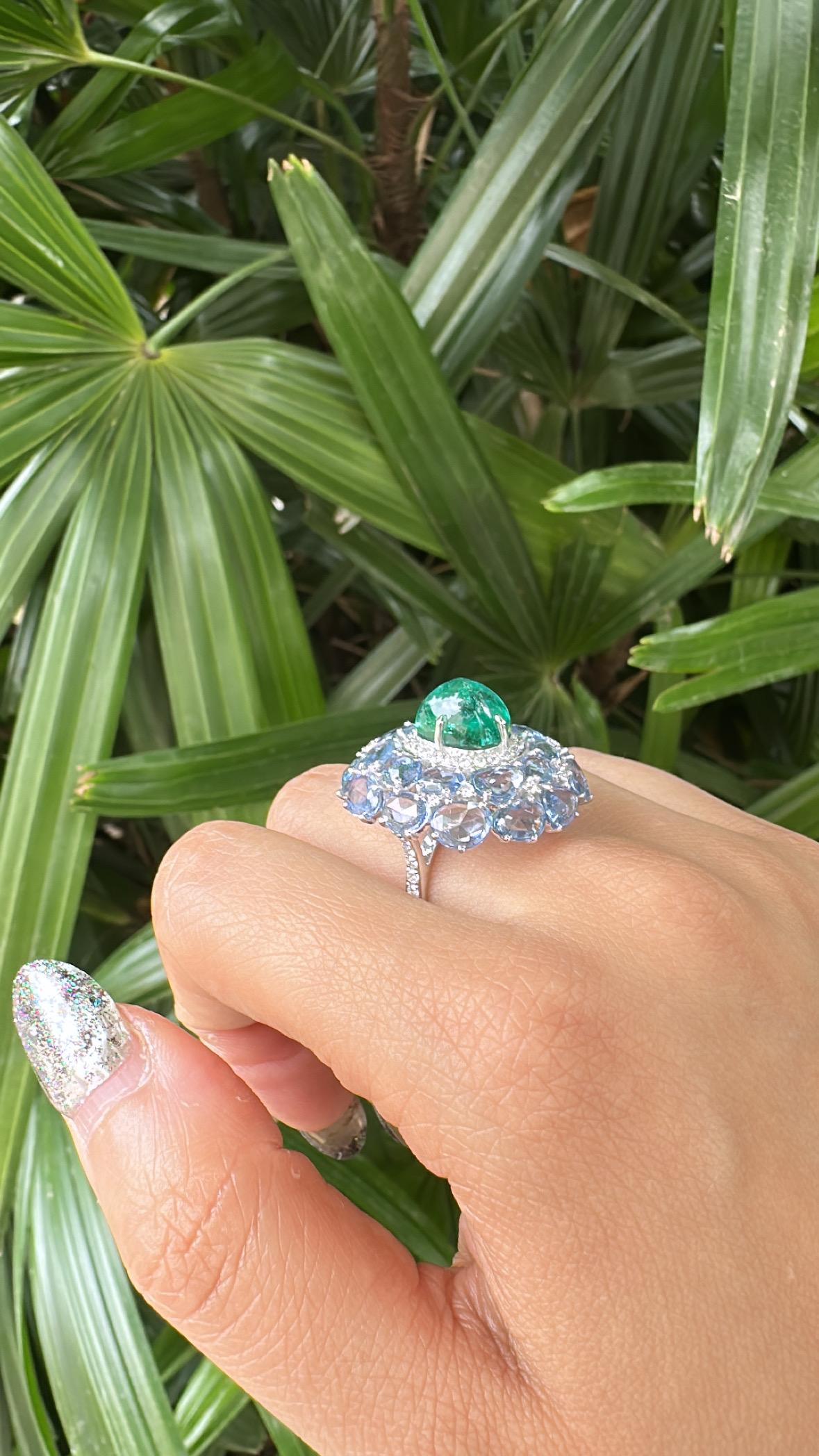 Bague cocktail en or 18 carats, pain de sucre d'émeraude, saphirs bleus et diamants en vente 5