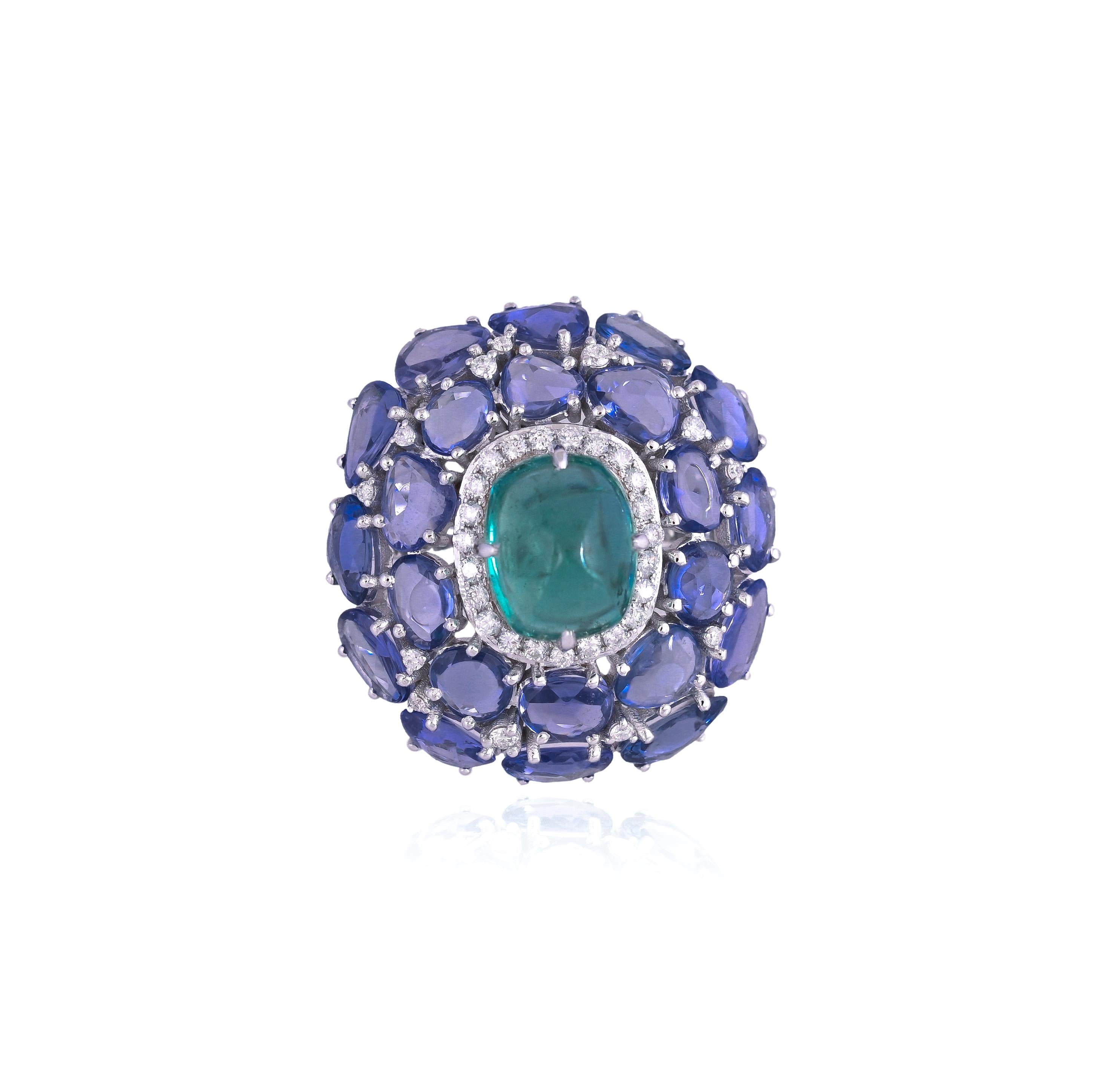 Une très belle bague de style moderne, émeraude et saphirs bleus, sertie d'or blanc 18 carats et de diamants naturels. Le poids de l'émeraude Sugarloaf est de 5.00 carats. L'émeraude est entièrement naturelle, sans aucun traitement et est d'origine