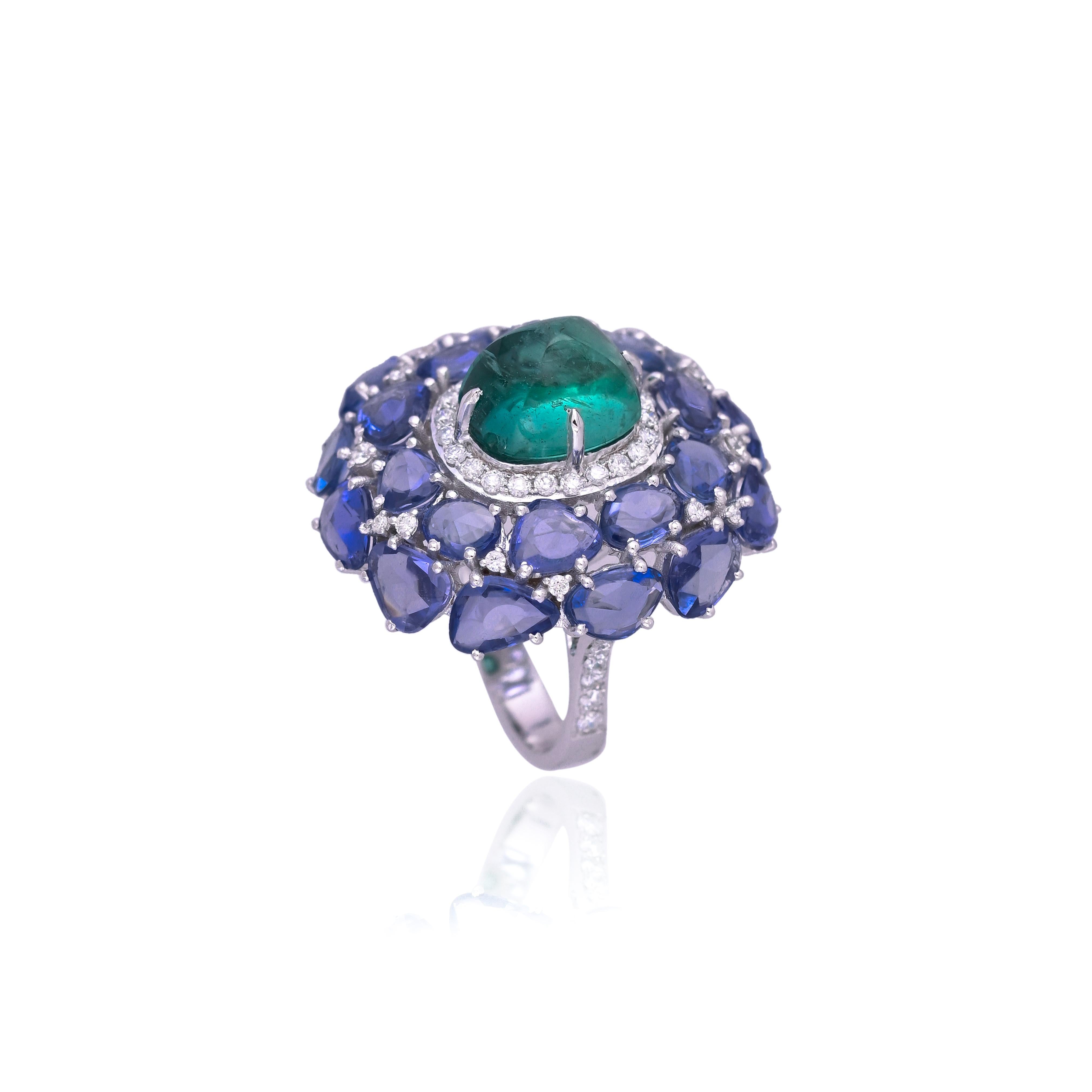Moderne Bague cocktail en or 18 carats, pain de sucre d'émeraude, saphirs bleus et diamants en vente
