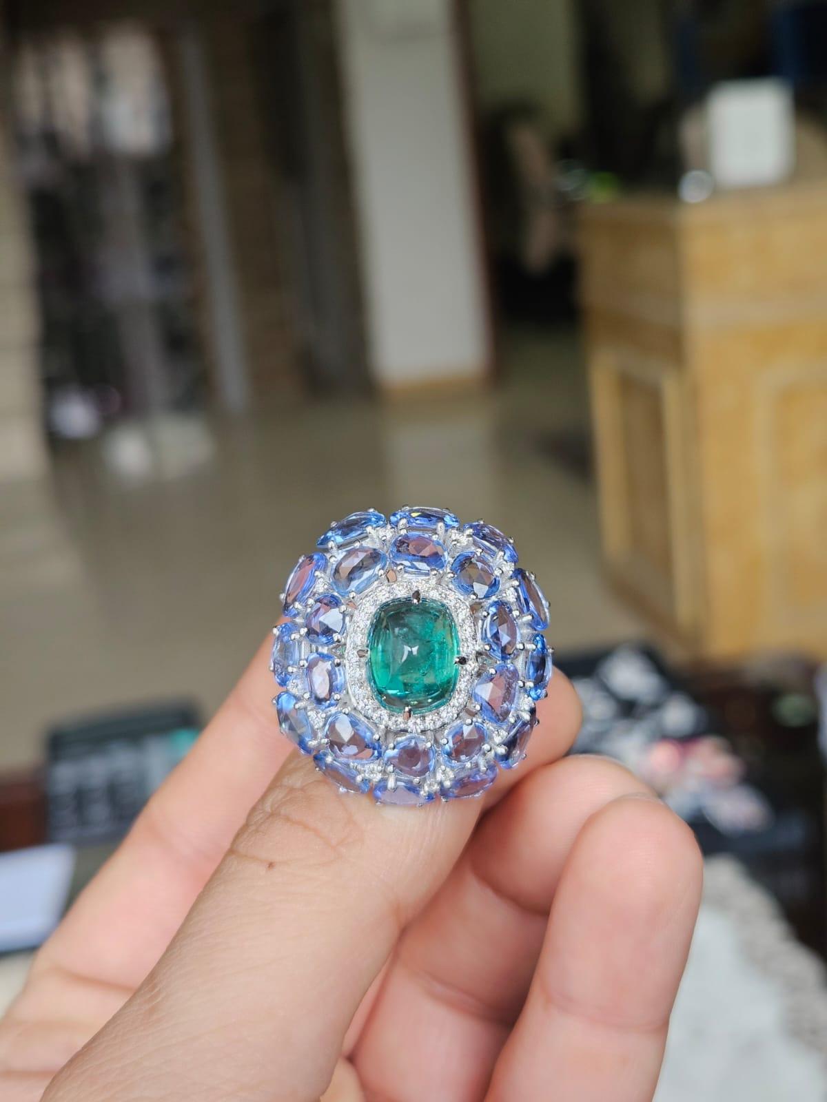 Taille cabochon « sugarloaf » Bague cocktail en or 18 carats, pain de sucre d'émeraude, saphirs bleus et diamants en vente
