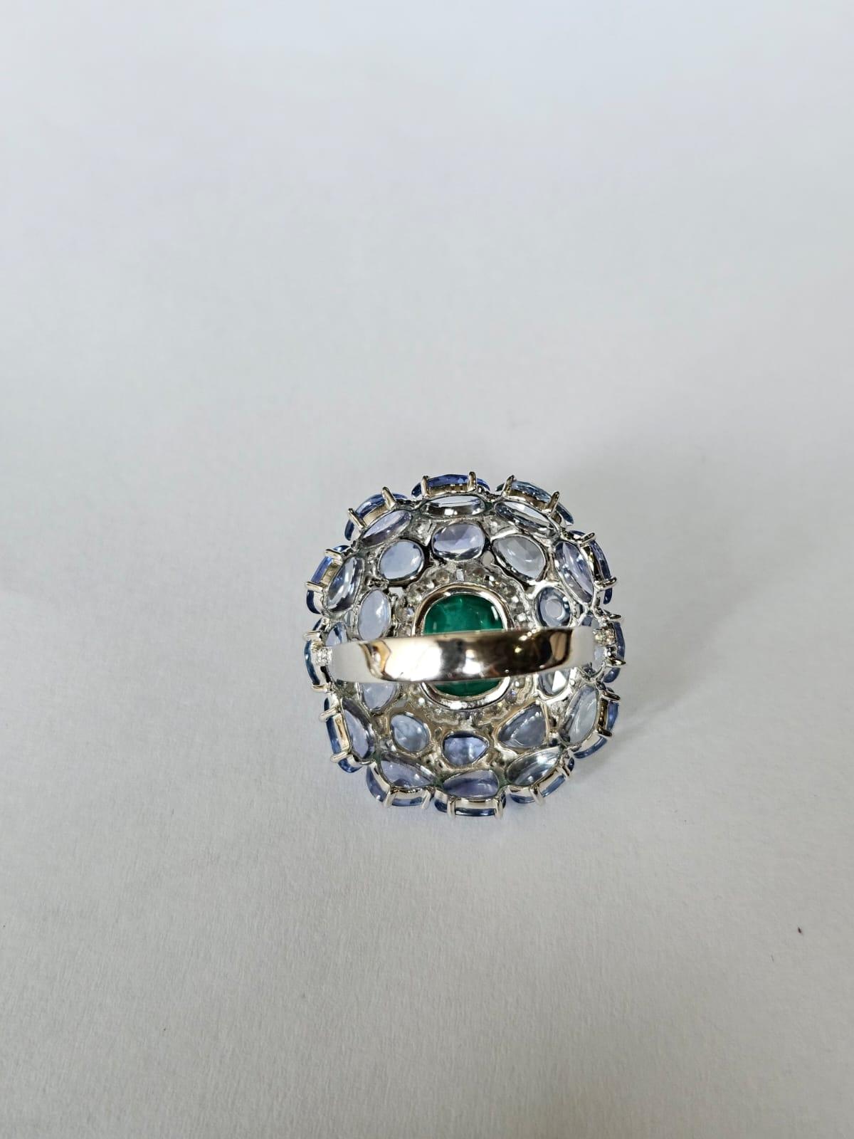 Bague cocktail en or 18 carats, pain de sucre d'émeraude, saphirs bleus et diamants Neuf - En vente à Hong Kong, HK