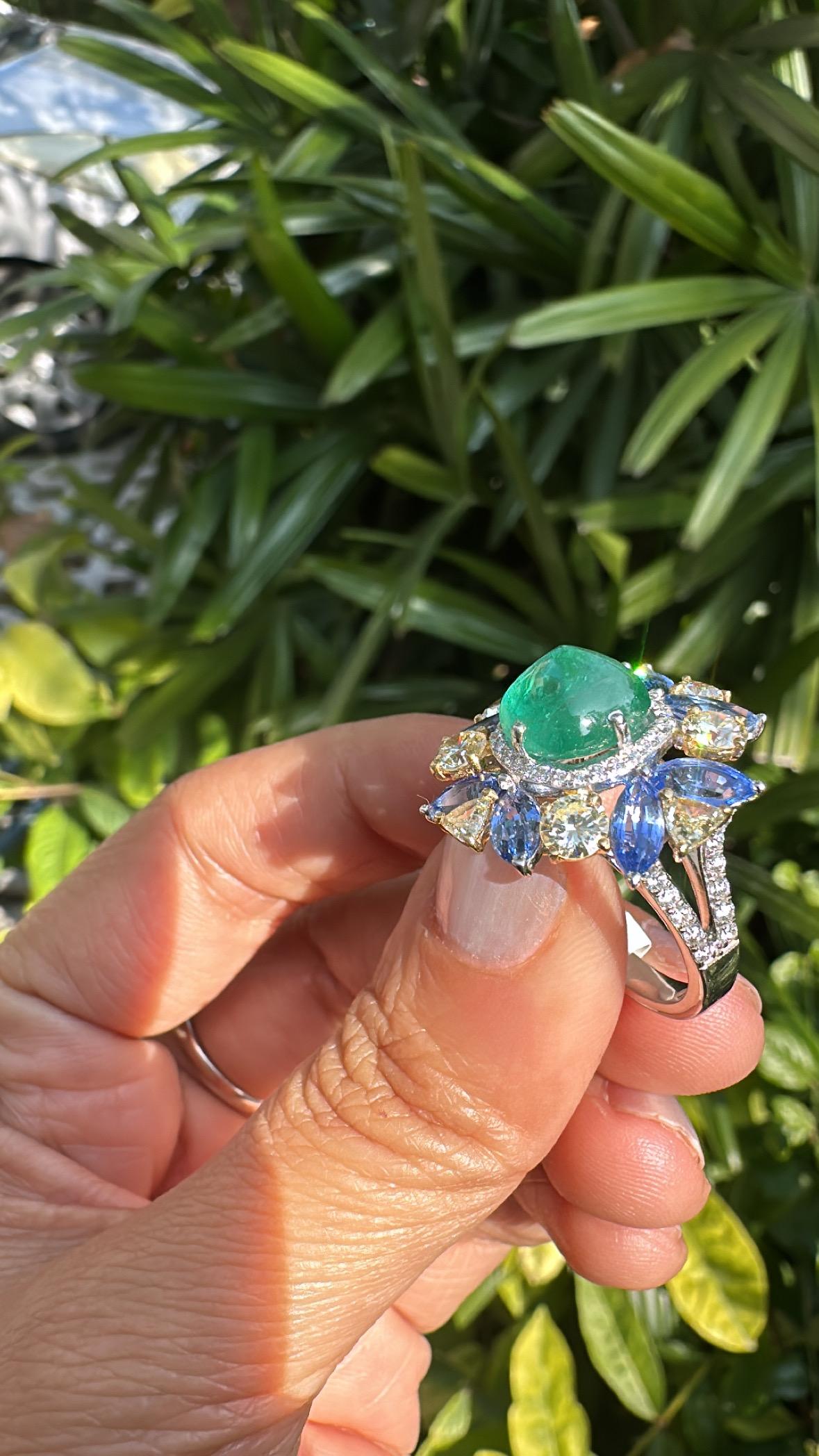 Women's or Men's Set in 18K Gold, Emerald sugarloaf, Blue Sapphires & Diamonds Cocktail Ring For Sale