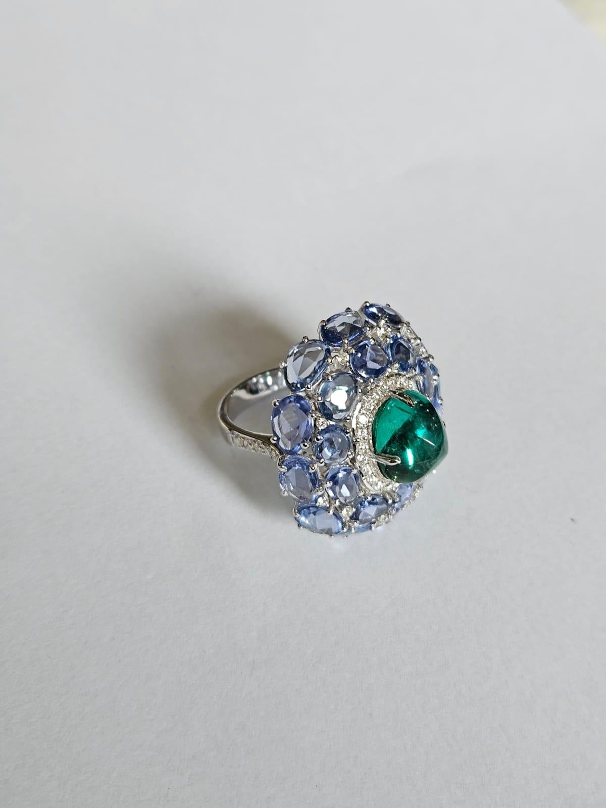 Bague cocktail en or 18 carats, pain de sucre d'émeraude, saphirs bleus et diamants Unisexe en vente
