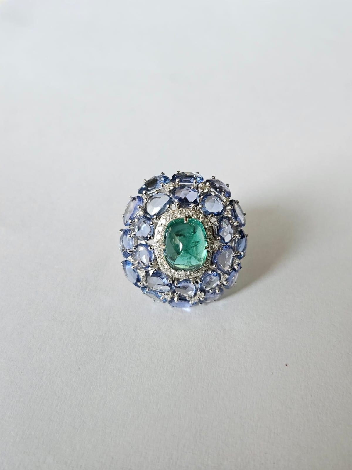 Bague cocktail en or 18 carats, pain de sucre d'émeraude, saphirs bleus et diamants en vente 1