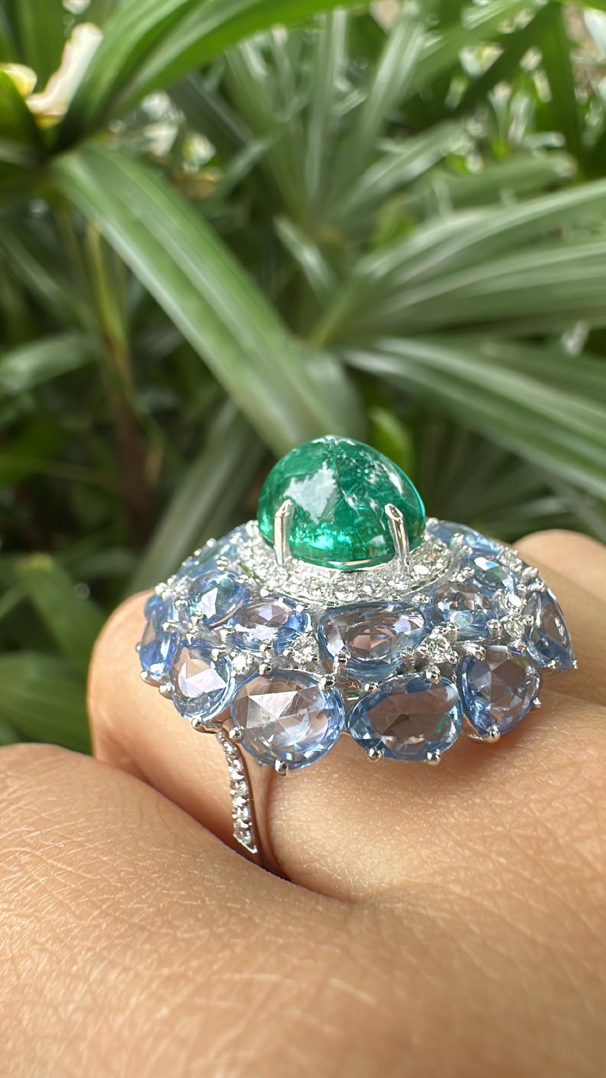 Bague cocktail en or 18 carats, pain de sucre d'émeraude, saphirs bleus et diamants en vente 2