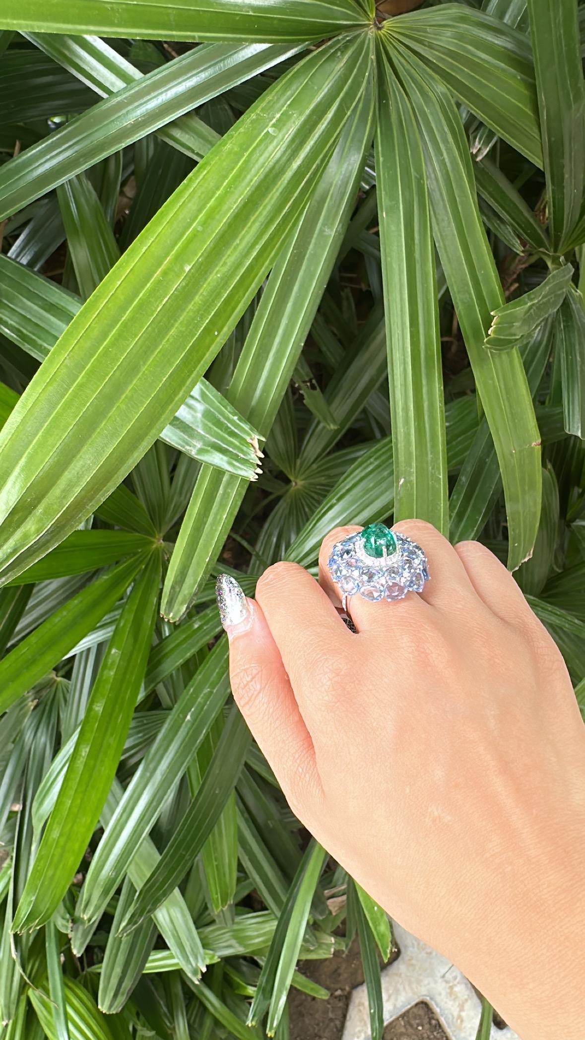 Bague cocktail en or 18 carats, pain de sucre d'émeraude, saphirs bleus et diamants en vente 3