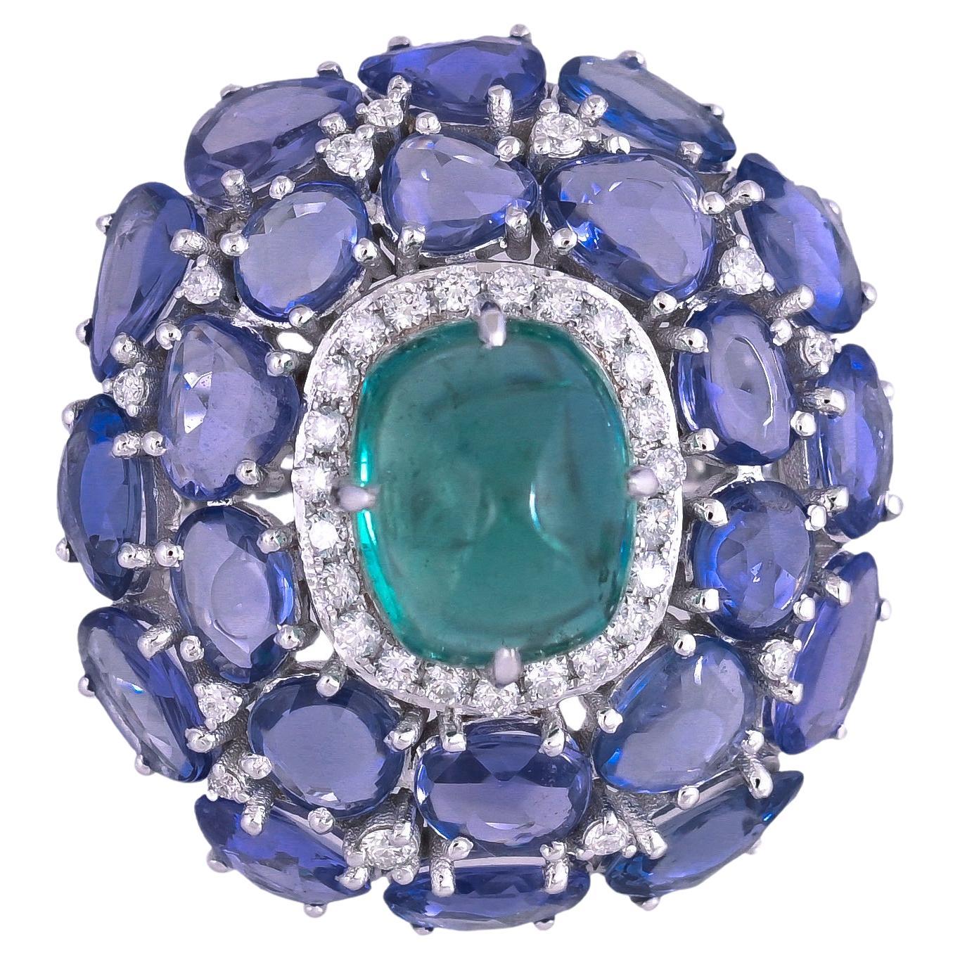 Bague cocktail en or 18 carats, pain de sucre d'émeraude, saphirs bleus et diamants en vente