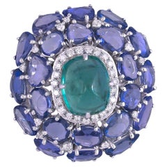 Bague cocktail en or 18 carats, pain de sucre d'émeraude, saphirs bleus et diamants