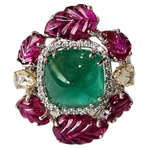 Set in 18K Gold, Emerald Sugarloaf, carved Ruby 
Rose Cut Diamond Cocktail Ring in vendita