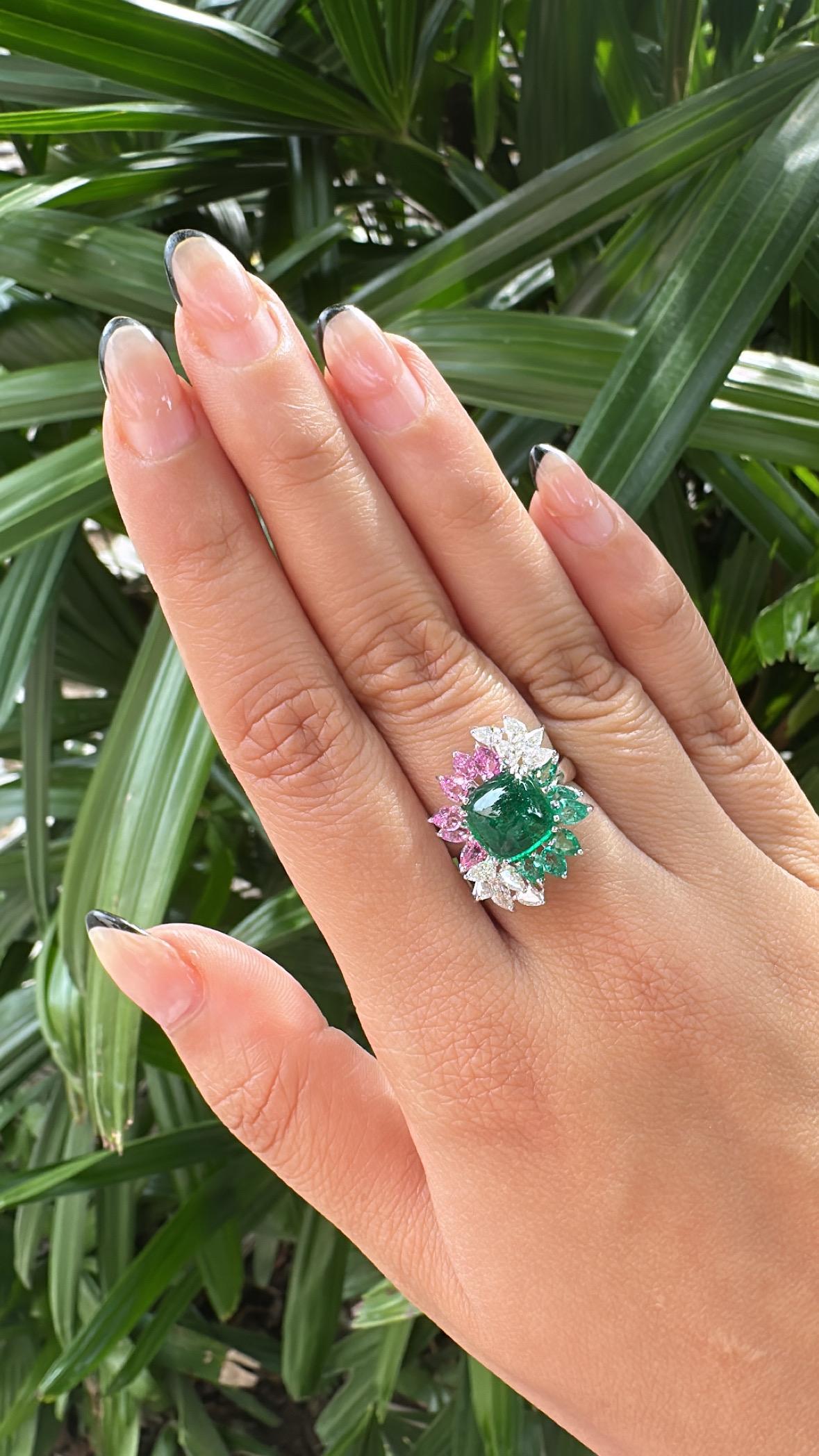 Anello da cocktail con smeraldo, zaffiri rosa e diamanti, incastonato in oro 18 carati in vendita 4