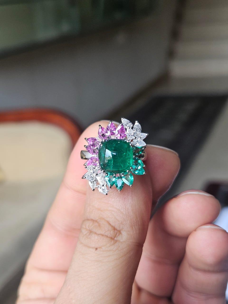 Uno splendido e bellissimo anello a cupola con smeraldo e zaffiri rosa in oro bianco 18 carati e diamanti naturali. Il peso dello Smeraldo è di carati 4.15. Il Pan di Smeraldo è completamente naturale, senza alcun trattamento ed è di origine