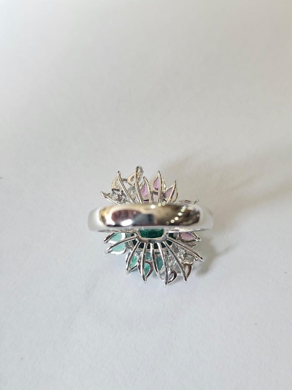 Moderno Anello da cocktail con smeraldo, zaffiri rosa e diamanti, incastonato in oro 18 carati in vendita
