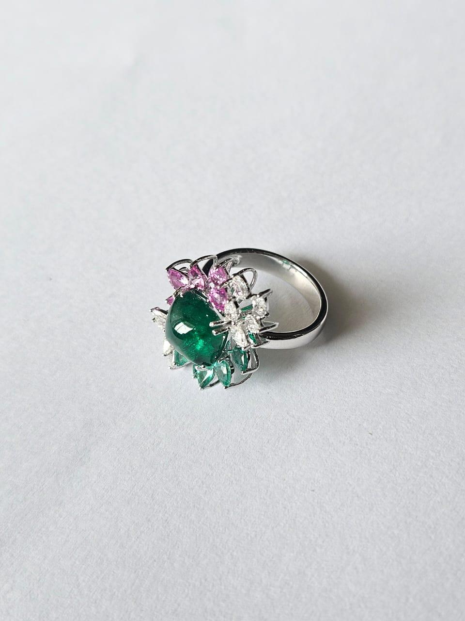Pan di zucchero Anello da cocktail con smeraldo, zaffiri rosa e diamanti, incastonato in oro 18 carati in vendita