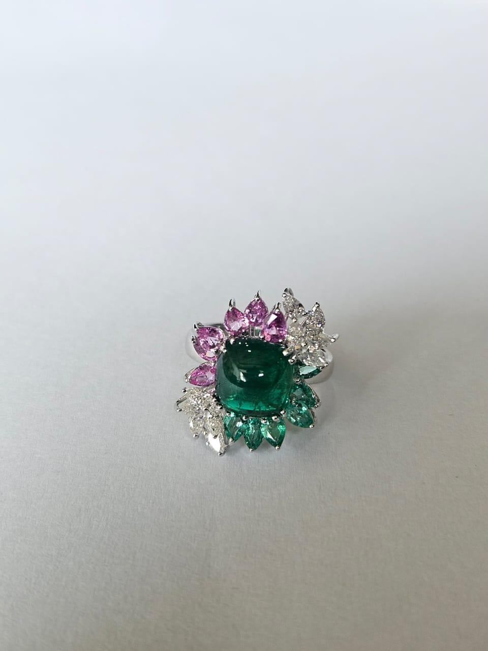 Anello da cocktail con smeraldo, zaffiri rosa e diamanti, incastonato in oro 18 carati In condizioni Nuovo in vendita a Hong Kong, HK