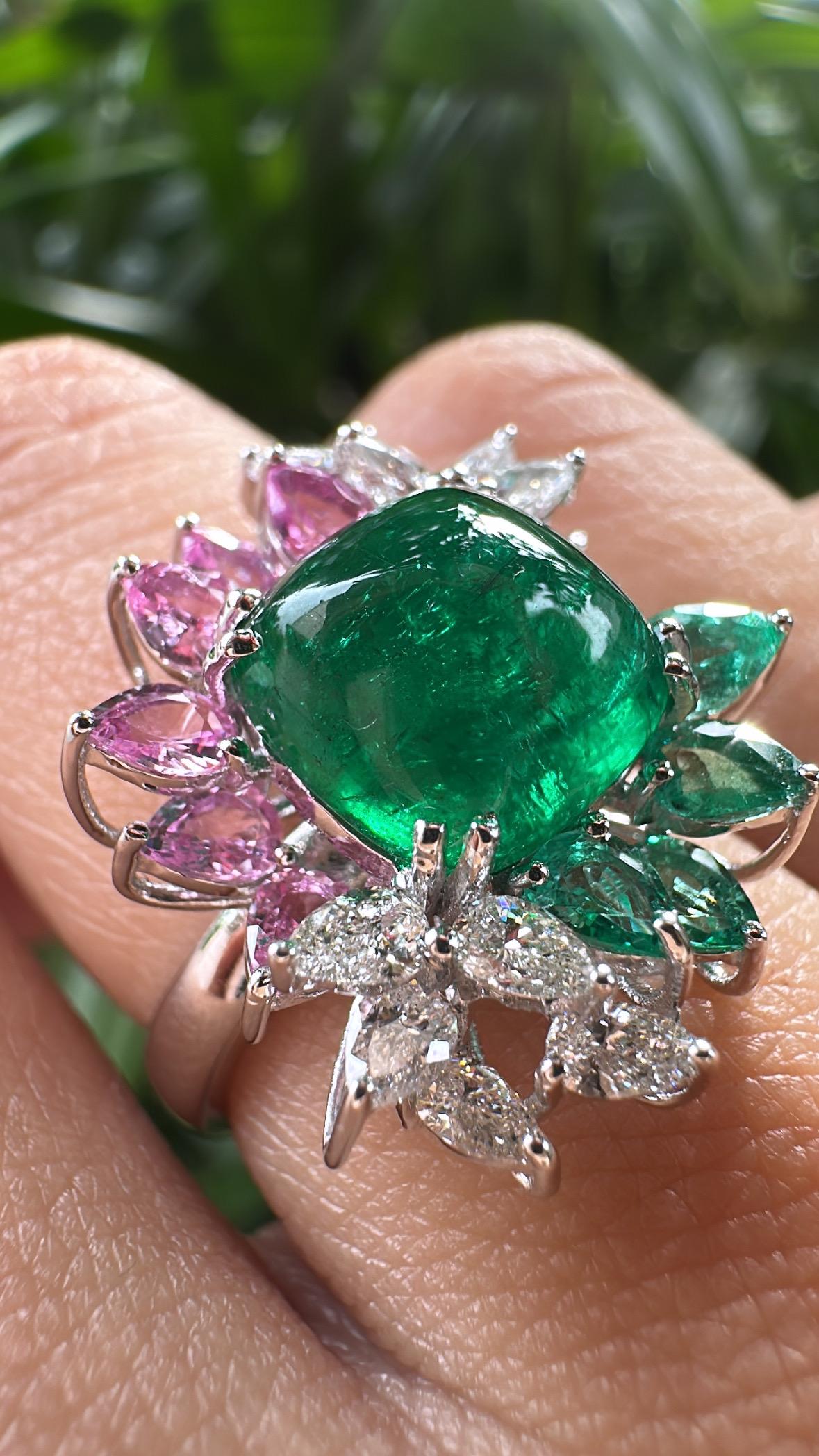 Anello da cocktail con smeraldo, zaffiri rosa e diamanti, incastonato in oro 18 carati in vendita 1