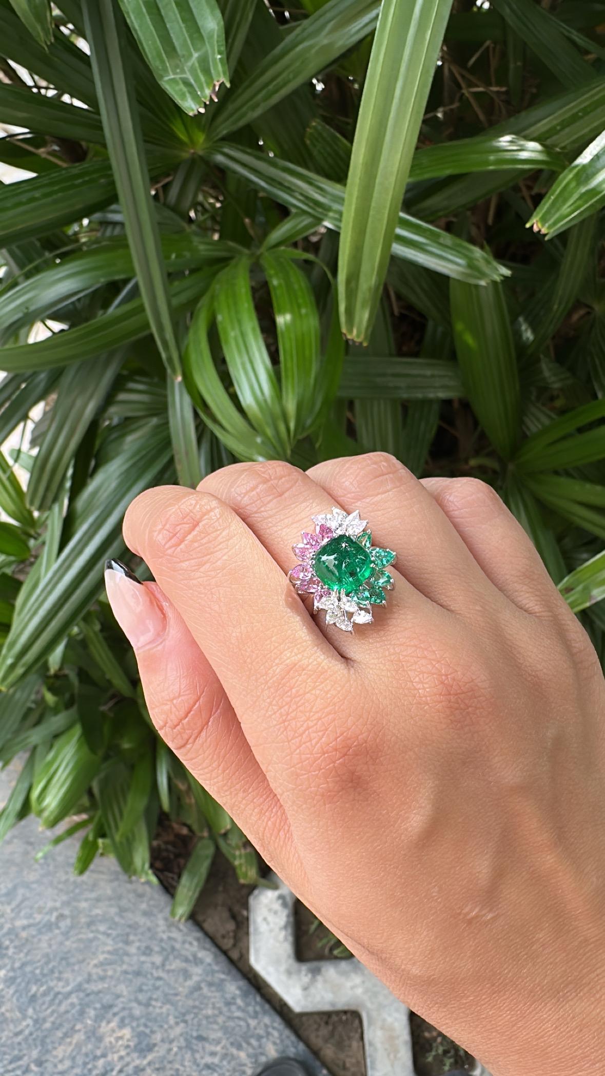 Anello da cocktail con smeraldo, zaffiri rosa e diamanti, incastonato in oro 18 carati in vendita 2