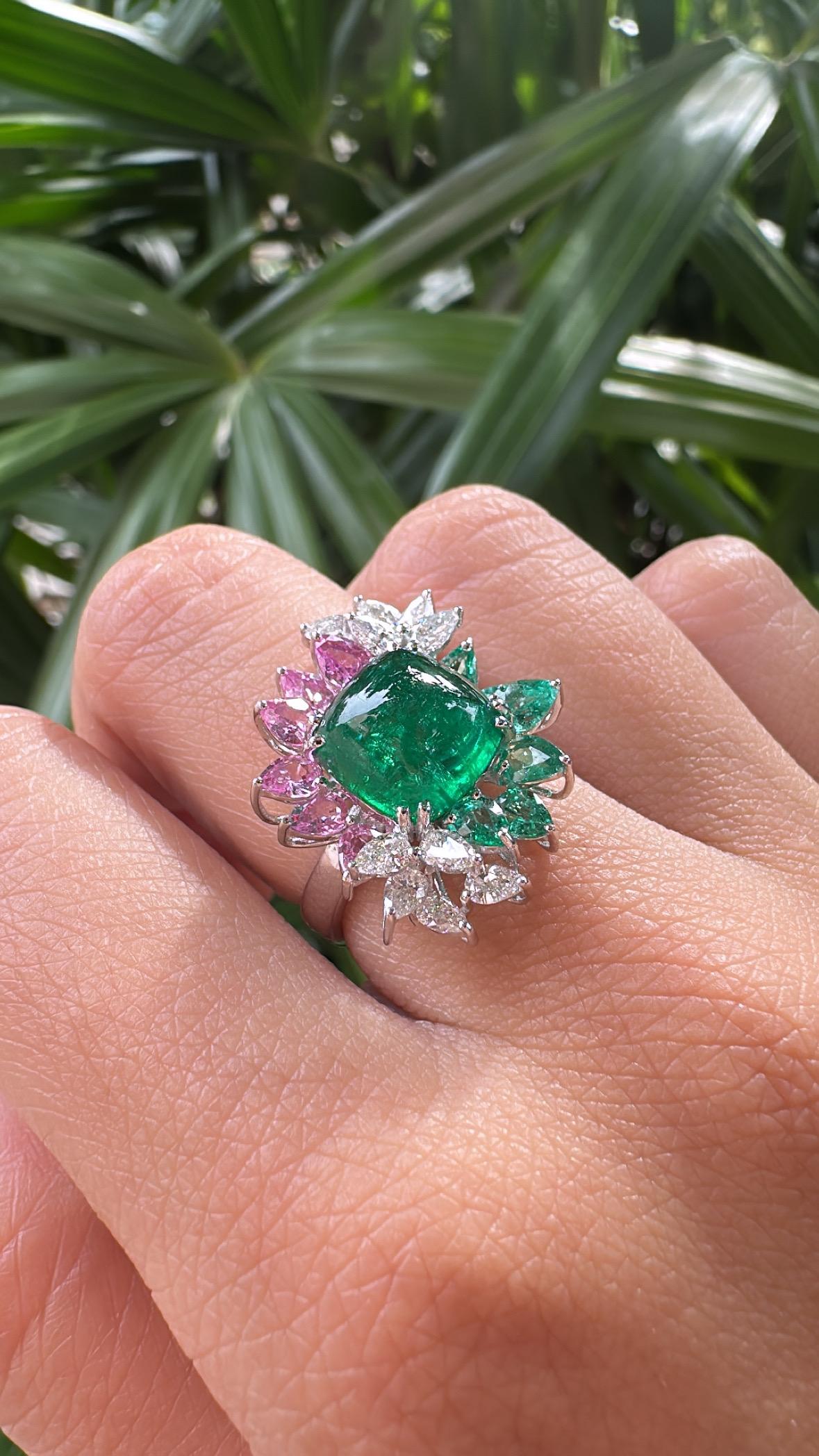 Anello da cocktail con smeraldo, zaffiri rosa e diamanti, incastonato in oro 18 carati in vendita 3
