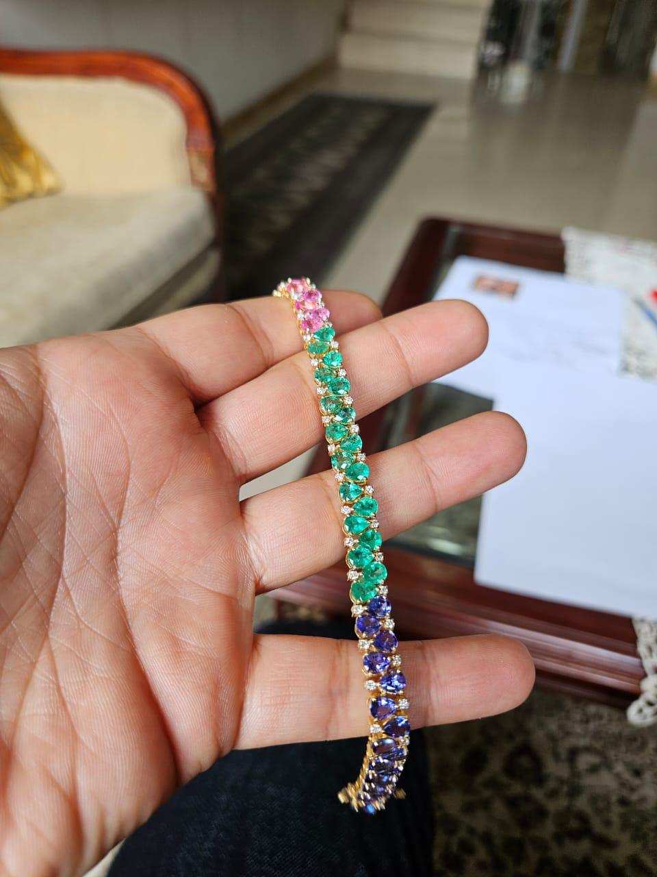 Preciosa pulsera moderna de estilo moderno con Esmeraldas, Zafiros Rosas y Tanzanitas, engastada en Oro Amarillo de 18 quilates y Diamantes naturales. El peso de las Esmeraldas es de 4,74 quilates. Las Esmeraldas son completamente naturales, sin