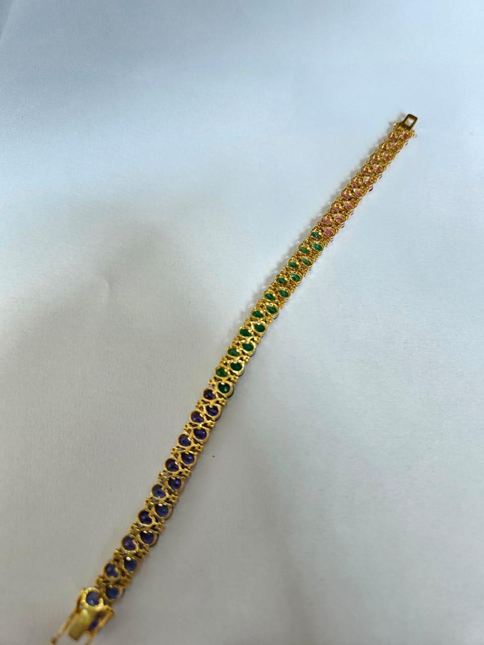Pulsera moderna engastada en oro de 18 quilates, esmeraldas, zafiros rosas, tanzanitas y diamantes Moderno en venta