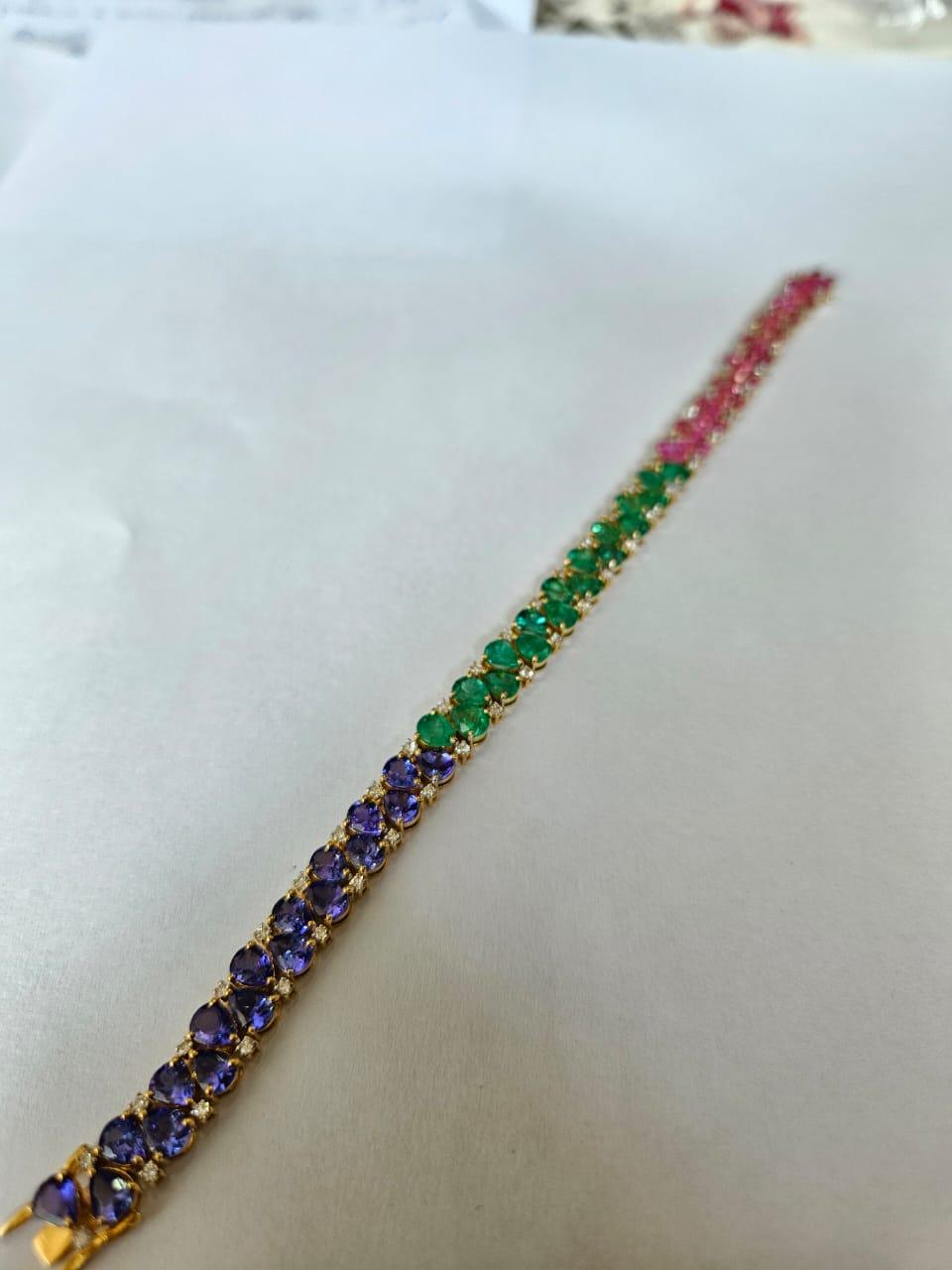 Pulsera moderna engastada en oro de 18 quilates, esmeraldas, zafiros rosas, tanzanitas y diamantes Corte pera en venta