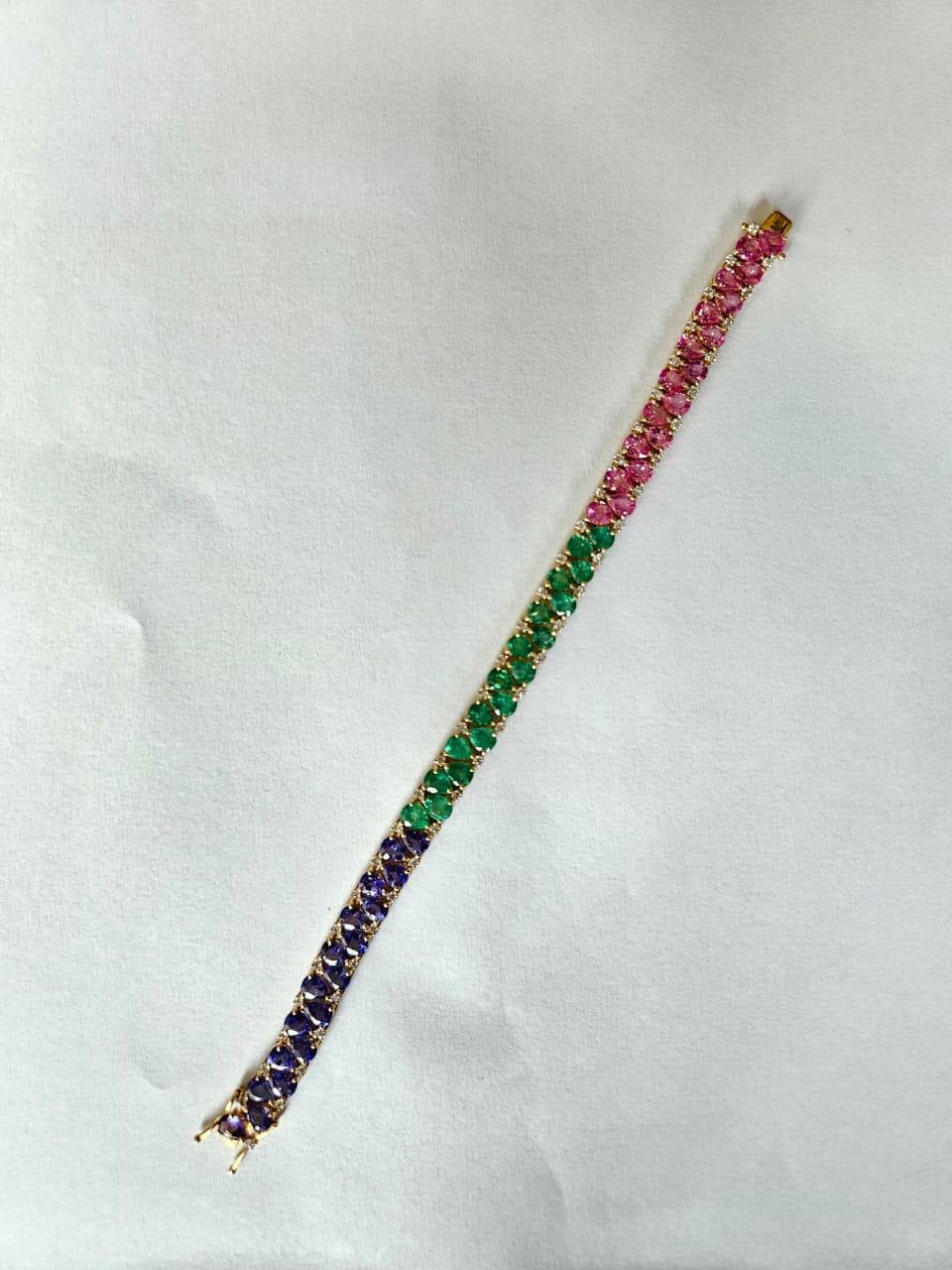 Pulsera moderna engastada en oro de 18 quilates, esmeraldas, zafiros rosas, tanzanitas y diamantes en Nuevo estado para la venta en Hong Kong, HK