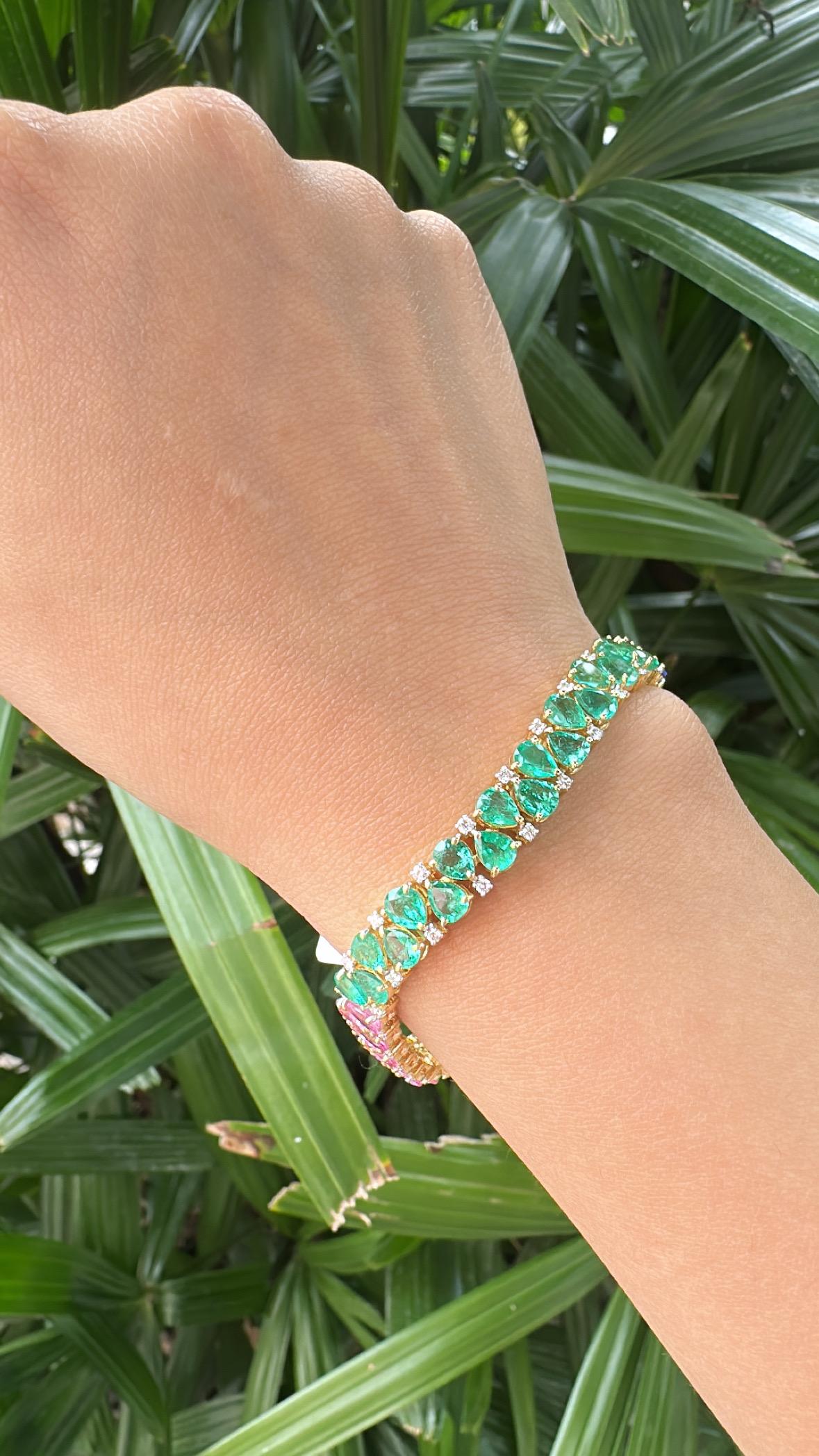Pulsera moderna engastada en oro de 18 quilates, esmeraldas, zafiros rosas, tanzanitas y diamantes en venta 3