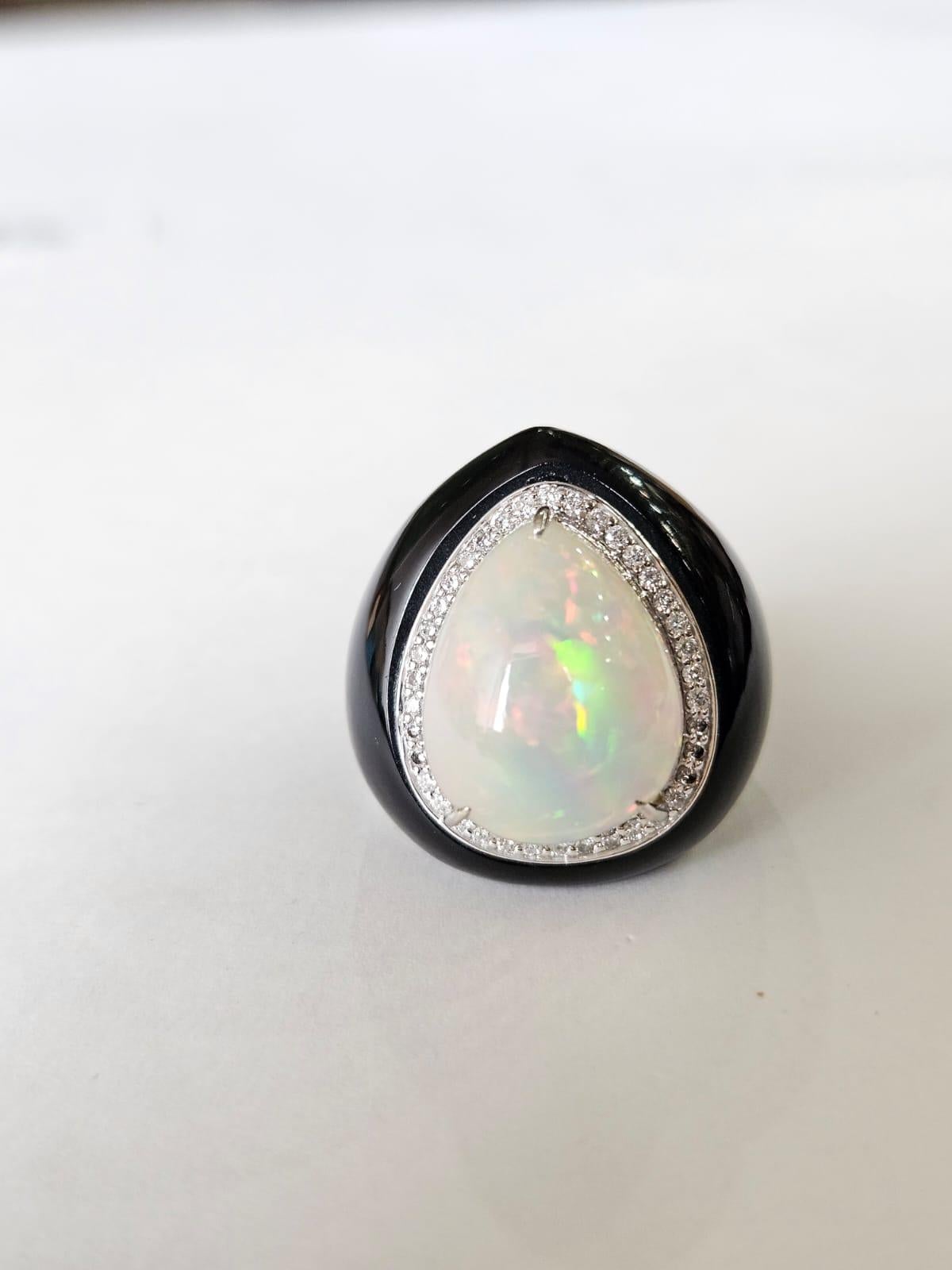 Set in 18K Gold, Äthiopischer Opal, Schwarzer Onyx & Diamanten Art Deco Kuppel  Ring im Zustand „Neu“ im Angebot in Hong Kong, HK