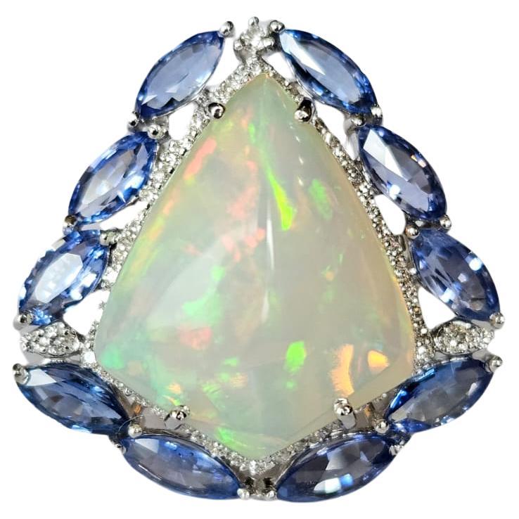Bague cocktail Dome en or 18 carats, opale éthiopienne, saphirs bleus et diamants