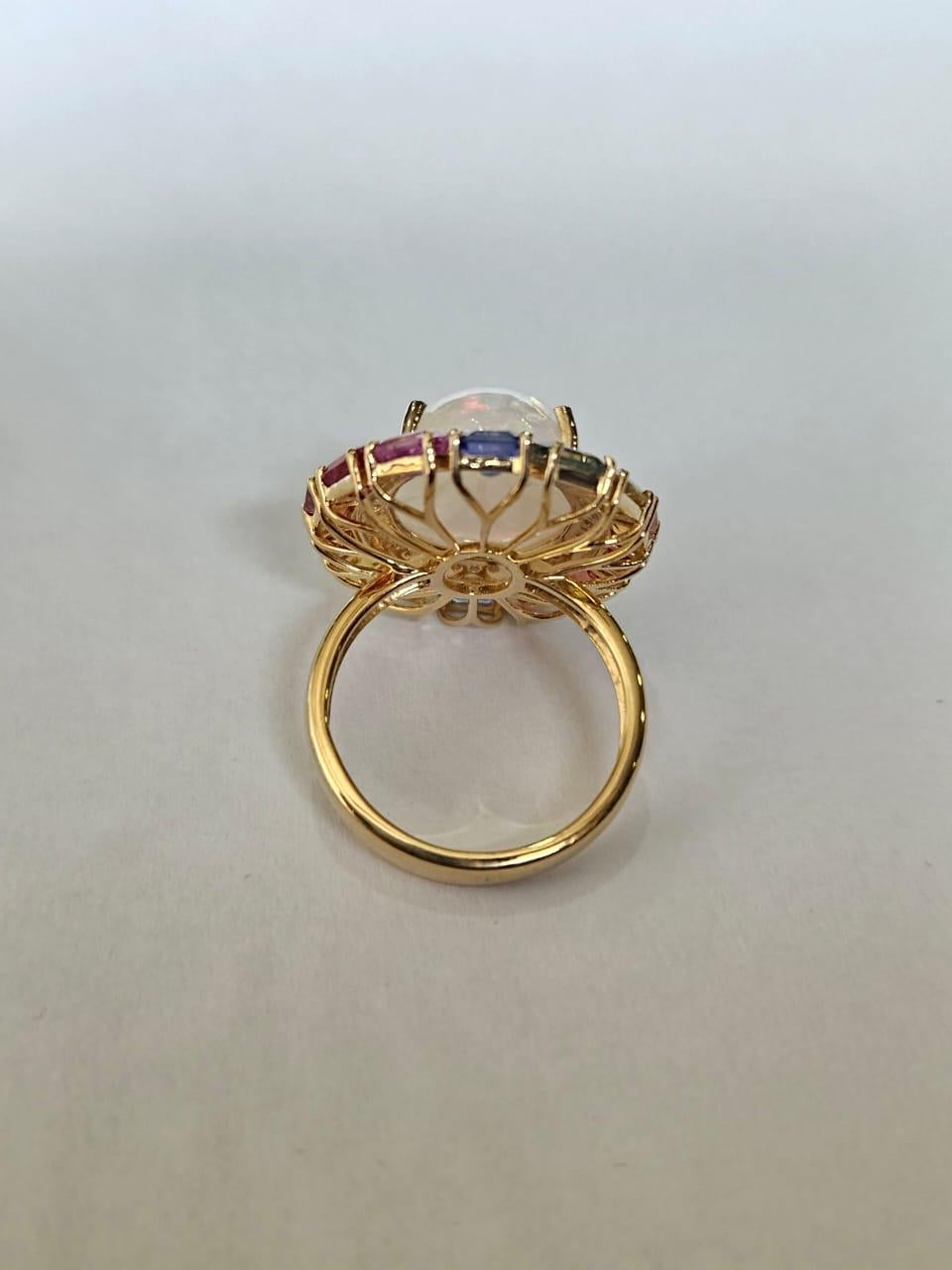 Moderne Bague cocktail en or 18 carats, opale éthiopienne, saphirs multiples de Ceylan et diamants en vente