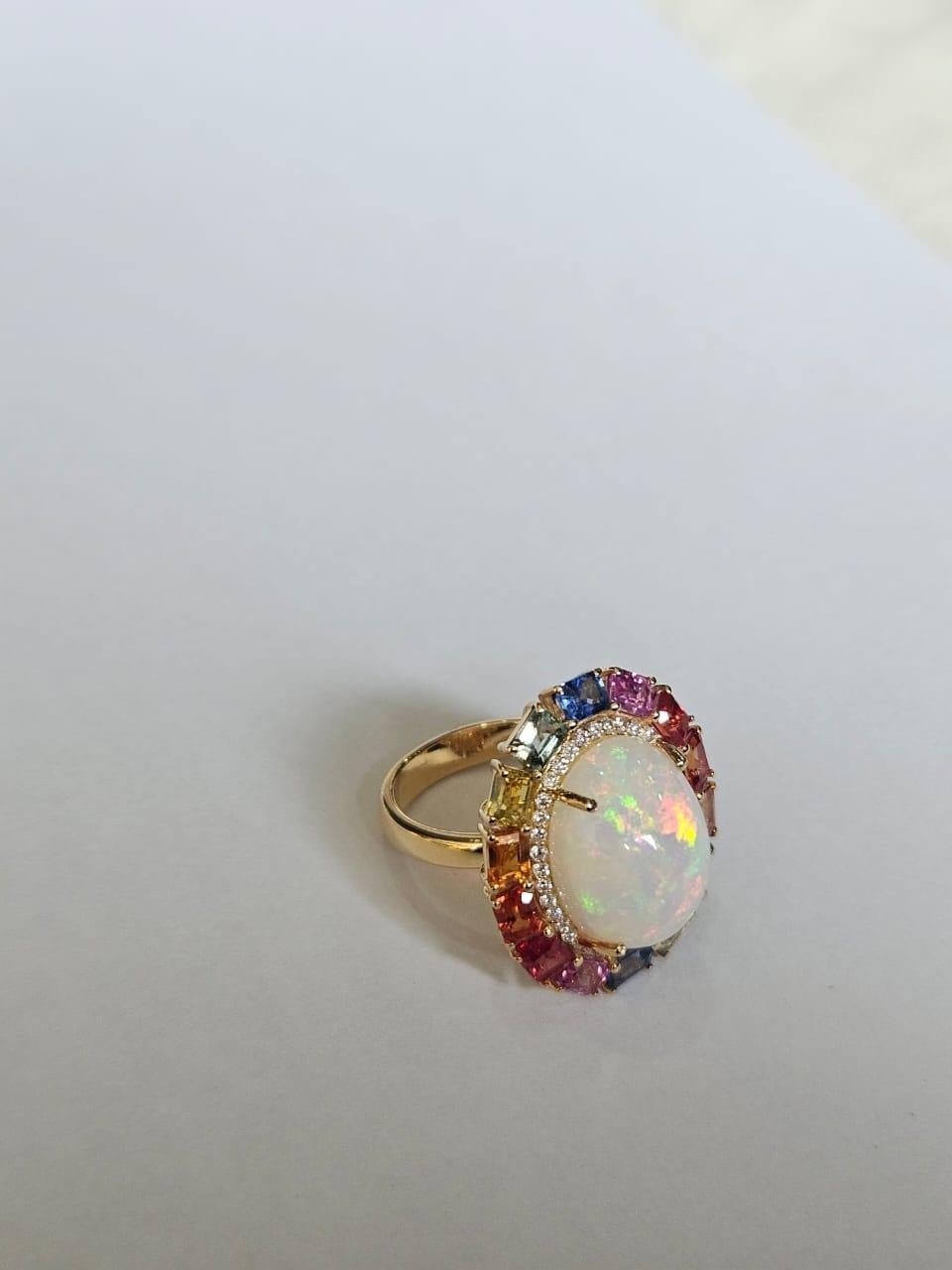 Taille cabochon Bague cocktail en or 18 carats, opale éthiopienne, saphirs multiples de Ceylan et diamants en vente