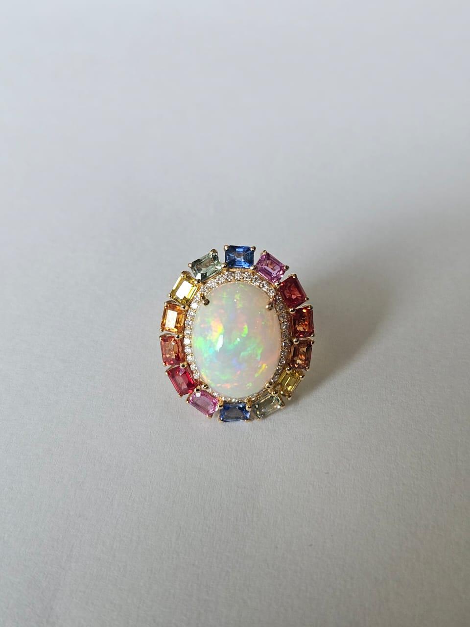 Bague cocktail en or 18 carats, opale éthiopienne, saphirs multiples de Ceylan et diamants Neuf - En vente à Hong Kong, HK