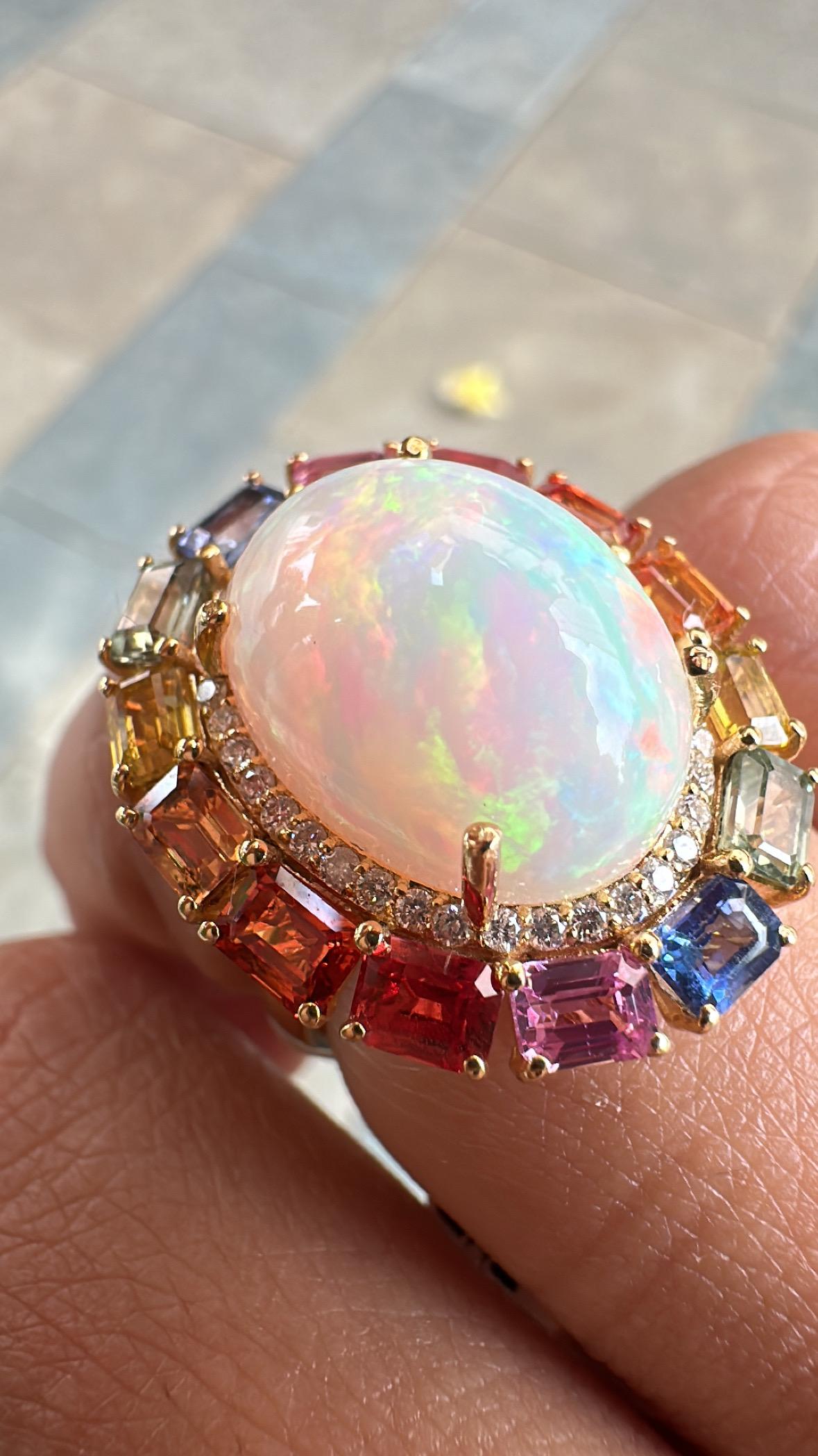 Bague cocktail en or 18 carats, opale éthiopienne, saphirs multiples de Ceylan et diamants Unisexe en vente