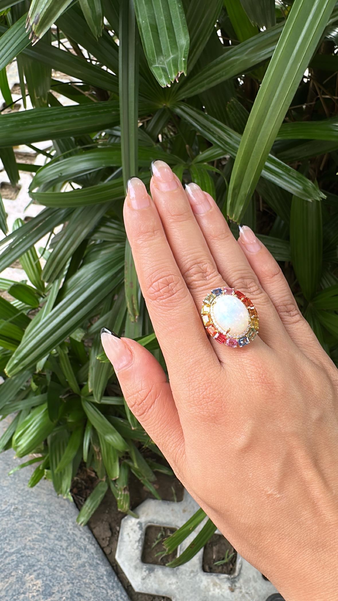 Bague cocktail en or 18 carats, opale éthiopienne, saphirs multiples de Ceylan et diamants en vente 1