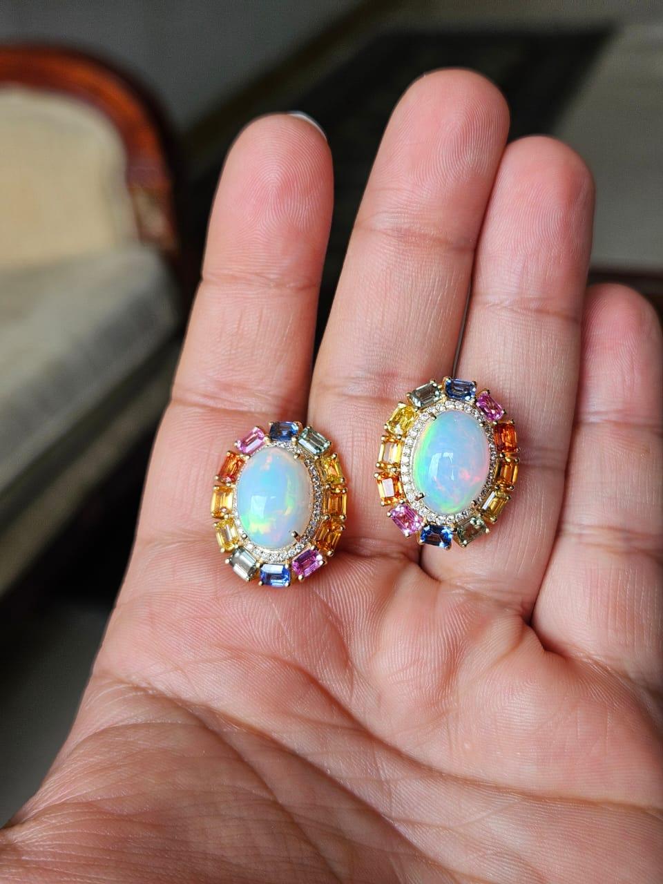 Magnifiques boucles d'oreilles de style moderne en or 18 carats et diamants naturels, composées d'opale et de saphirs multiples. Le poids de l'opale est de 8,60 carats. Les opales sont d'origine éthiopienne. Le poids des saphirs multiples est de