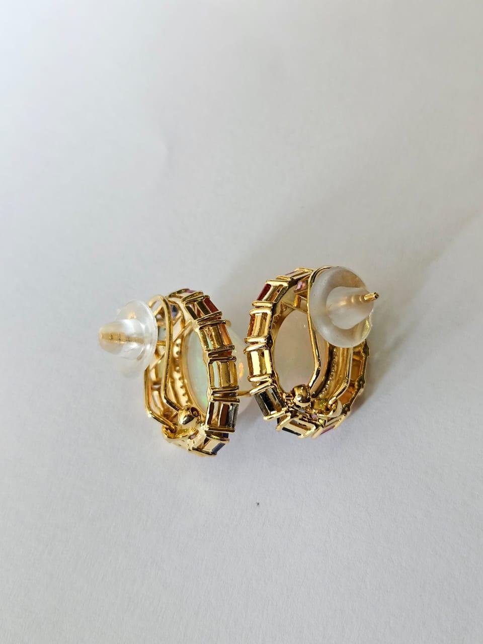 Moderne Boucles d'oreilles en or 18 carats, opale éthiopienne, saphirs multiples de Ceylan et diamants en vente
