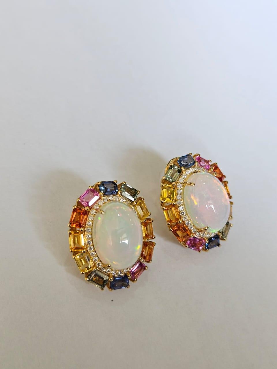Taille cabochon Boucles d'oreilles en or 18 carats, opale éthiopienne, saphirs multiples de Ceylan et diamants en vente
