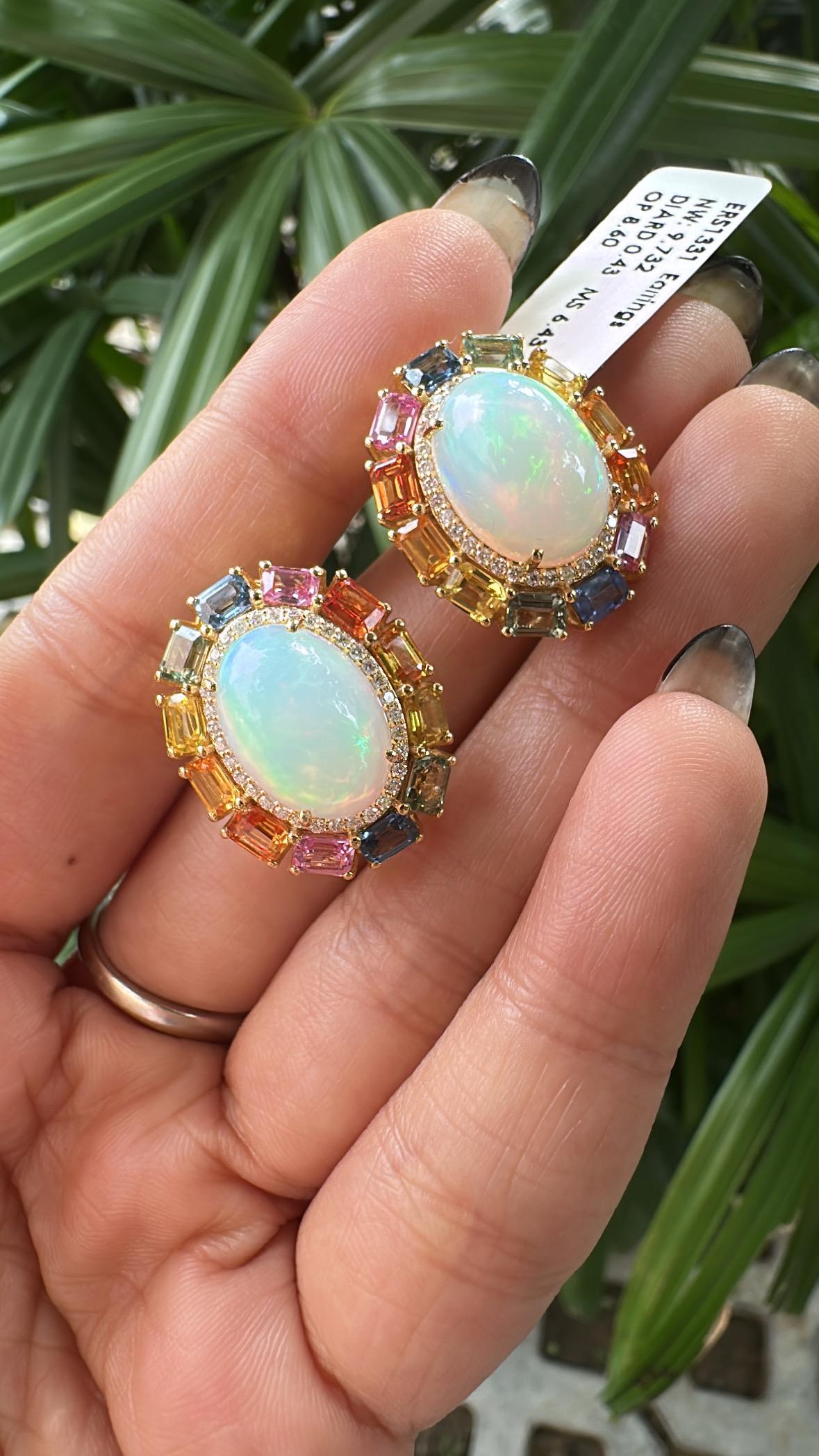 Boucles d'oreilles en or 18 carats, opale éthiopienne, saphirs multiples de Ceylan et diamants en vente 1