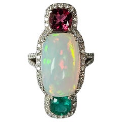 Anillo de cóctel de oro de 18 quilates engastado con ópalo etíope, esmeralda, rubelita y diamantes