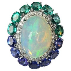 Anillo de cóctel engastado en oro de 18 quilates, ópalo etíope, esmeraldas, tanzanitas y diamantes